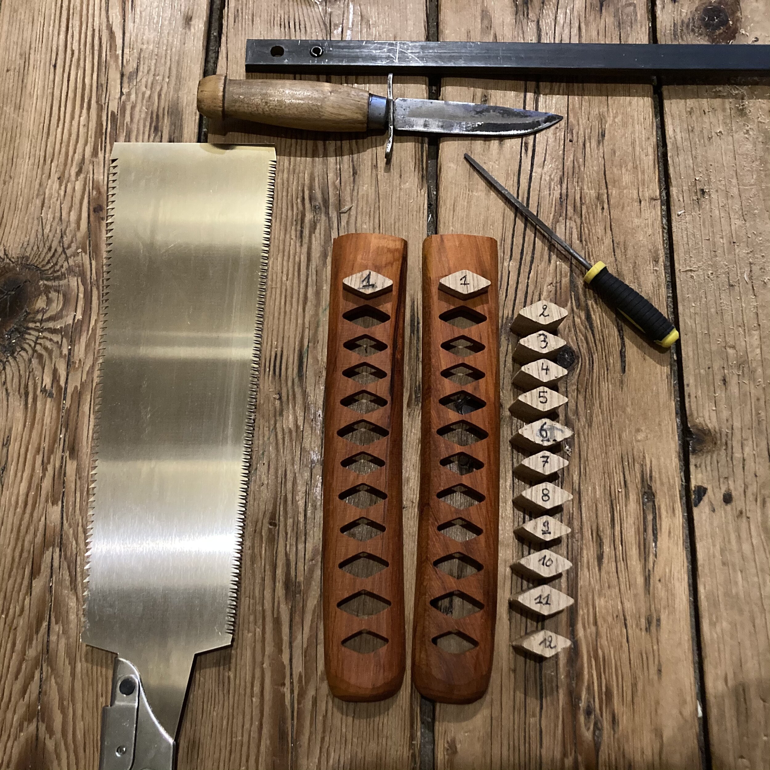 In a first attempt to mimic the weave on these swordshandles, I made fillings for the holes and made them all slightly different. That... eh... took a bit of work.