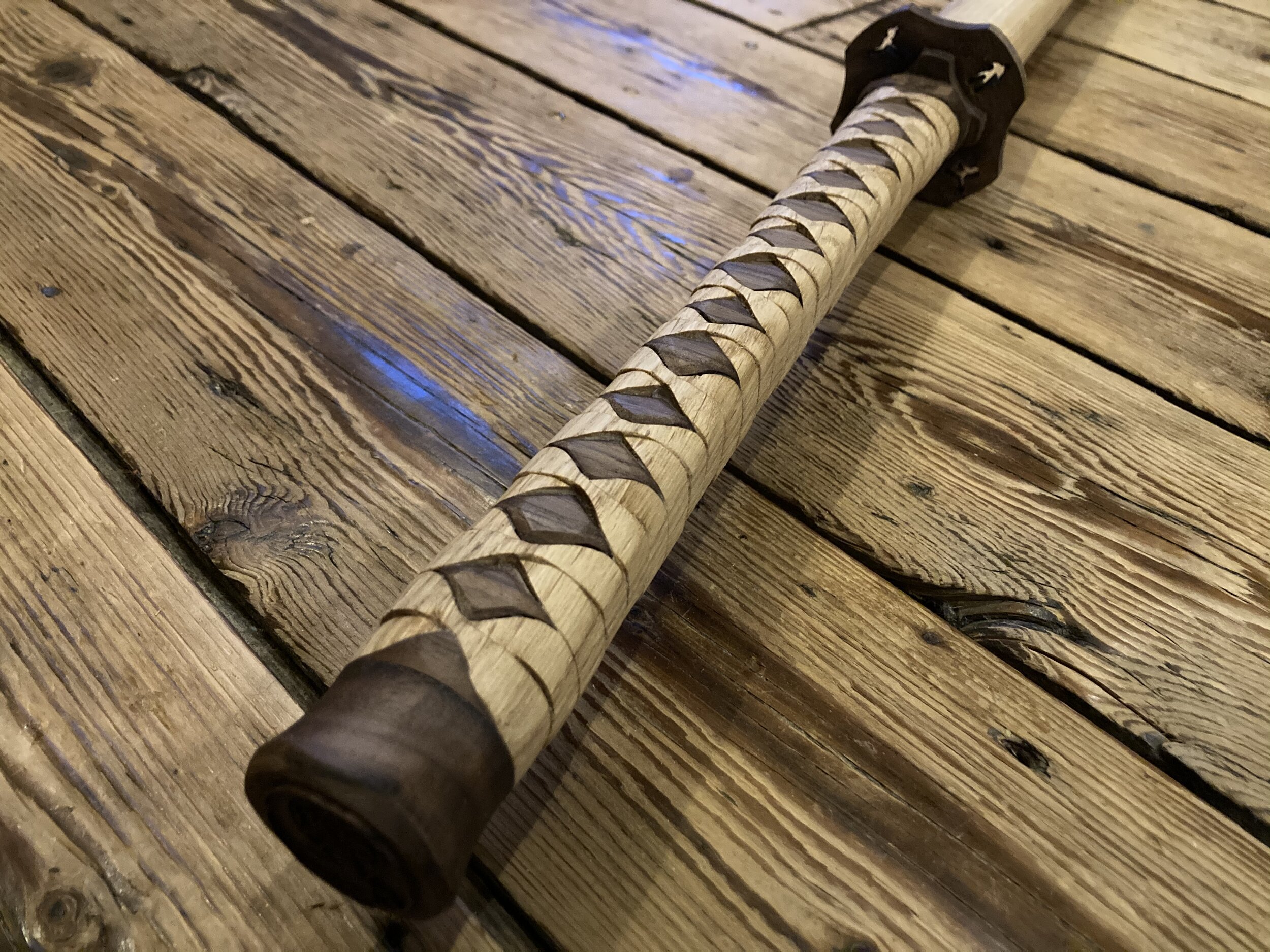 Closeup on the handle from the Kashira up. You can see the weaving-attempt from this angle.