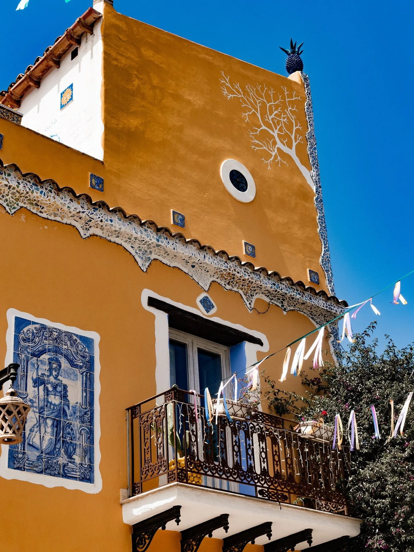 Sfera was born out of a desire to explore Italian terroirs and shine a light on small-batch, artisanal wines. 🍇✨
A collaboration built on curiosity and passion. Here the beautiful surroundings of Partinico, Sicily. 

Sfera nasce dalla voglia di scop