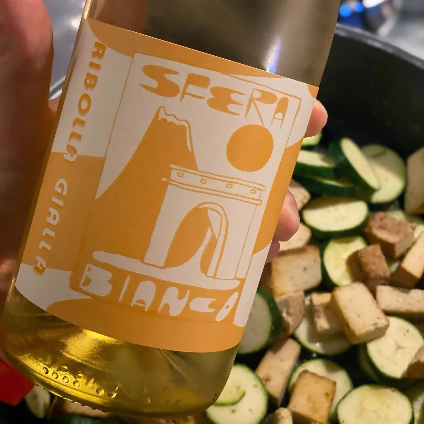 Today we&rsquo;re trying our Sfera Bianco with a vegan recipe&hellip; what&rsquo;s your favorite vegan meal? 😍

📖 We believe wine should speak the language of where it&rsquo;s from. Hills, winds, altitude, sun, sea &mdash; all bottled with as littl