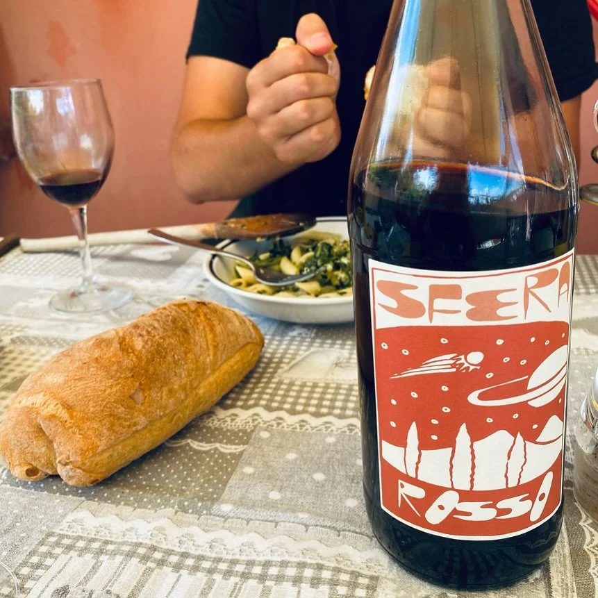 The secret to happy tables? A bottle that never seems to end. ❤️🍷

Il segreto delle tavolate felici? Una bottiglia che non finisce mai. ❤️🍷

#BigBottleLove #SferaSfera #FormatoLitro #Convivialit&agrave;