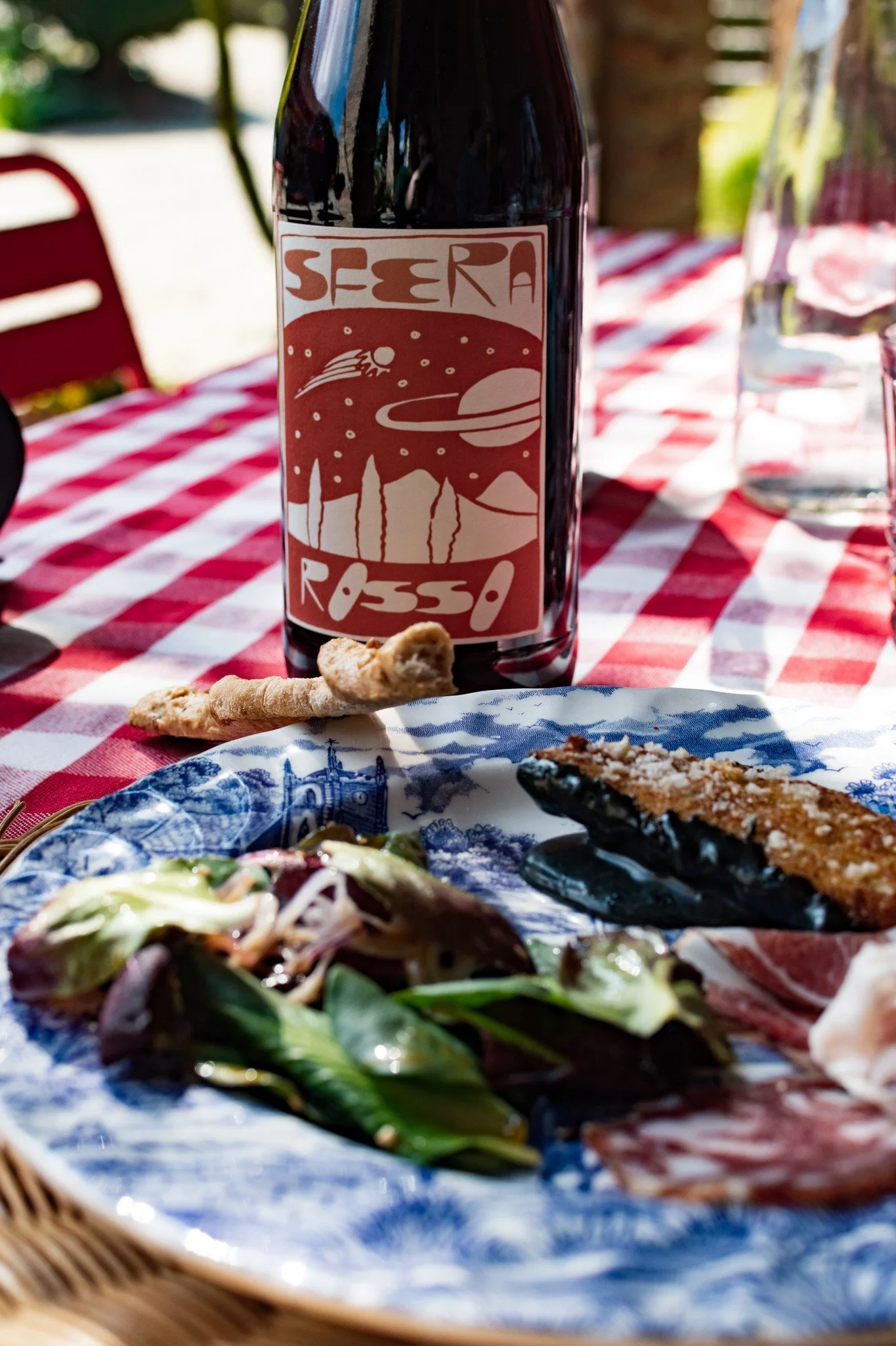 A Generous Pour for Every Occasion / Un Calice Generoso per Ogni Occasione
🍷Sfera Litro Rosso

Bold, vibrant, and ready to bring warmth to your table in a classic 1-liter bottle.

Deciso, vibrante e pronto a portare calore sulla tua tavola in una cl