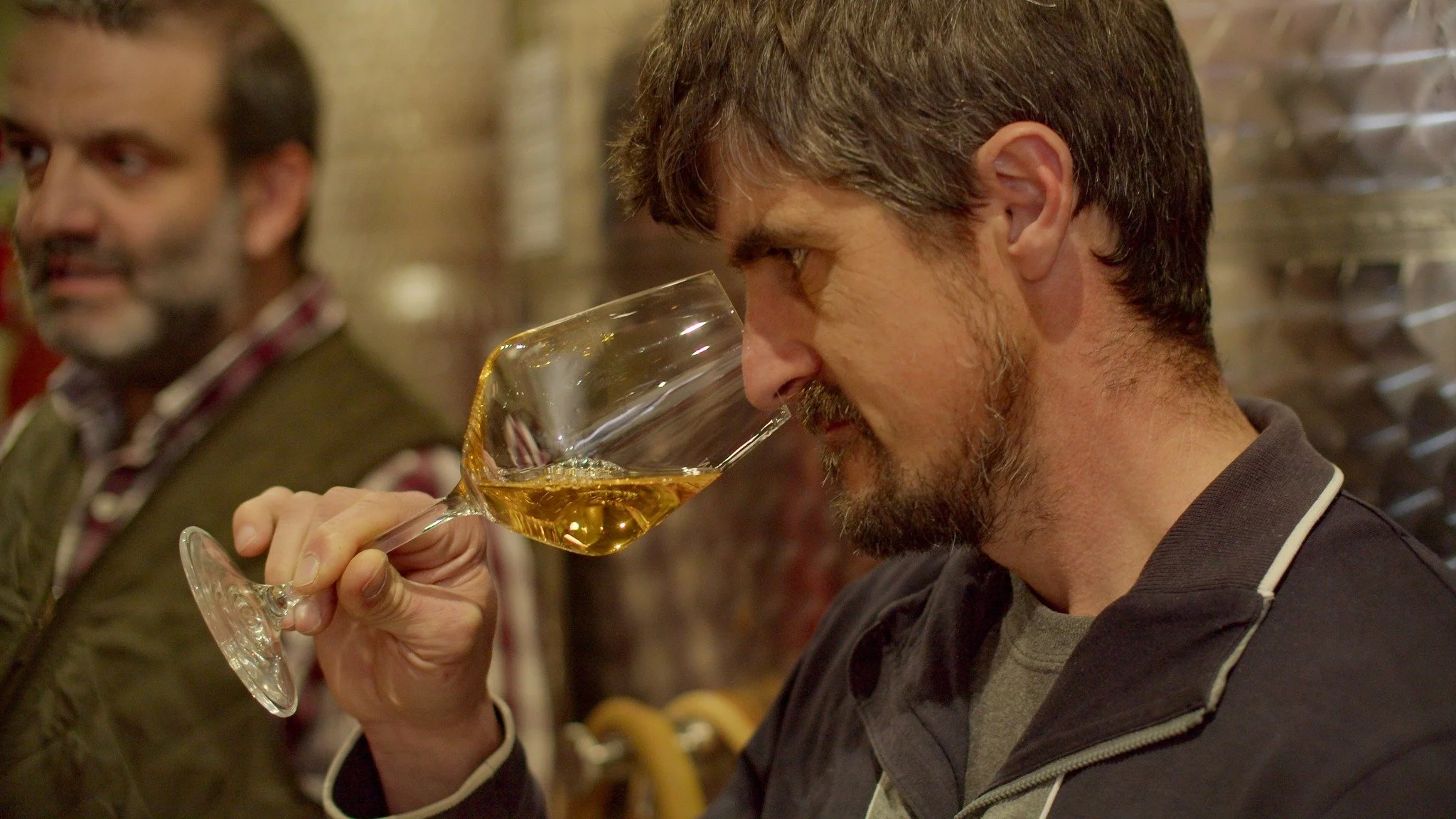 Wine is never alone.
It&rsquo;s an invitation to sit, to listen, to share.
In every glass of Sfera, a small circle of uniqueness. 
🪡🍷

#SferaWine #Uniqueness #Sharing #Italianlifestyle #XmasSeason