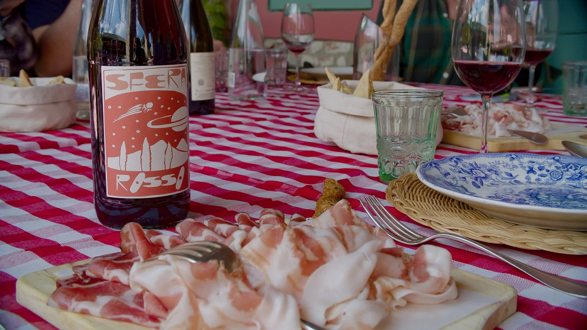 🍷💫 There is a moment in December when the color of wine seems to gather all the depth of the season.
Dark, slow, almost meditative reflections &mdash; as if every drop carried the story of a longer night, a deeper thought, a quieter rhythm.
Watchin