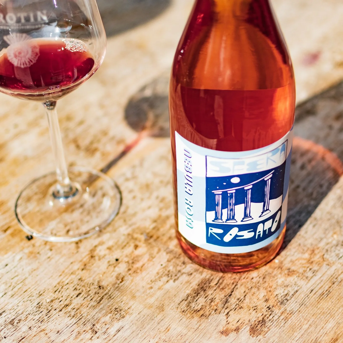 🌹 Nebbiolo is usually told in deep reds and long shadows.
With Sfera Nebula Rosa, we let it breathe in a different light.

A delicate, skin-kissed Nebbiolo that keeps its mountain soul but shows a softer, more luminous side. Floral and lifted, with 