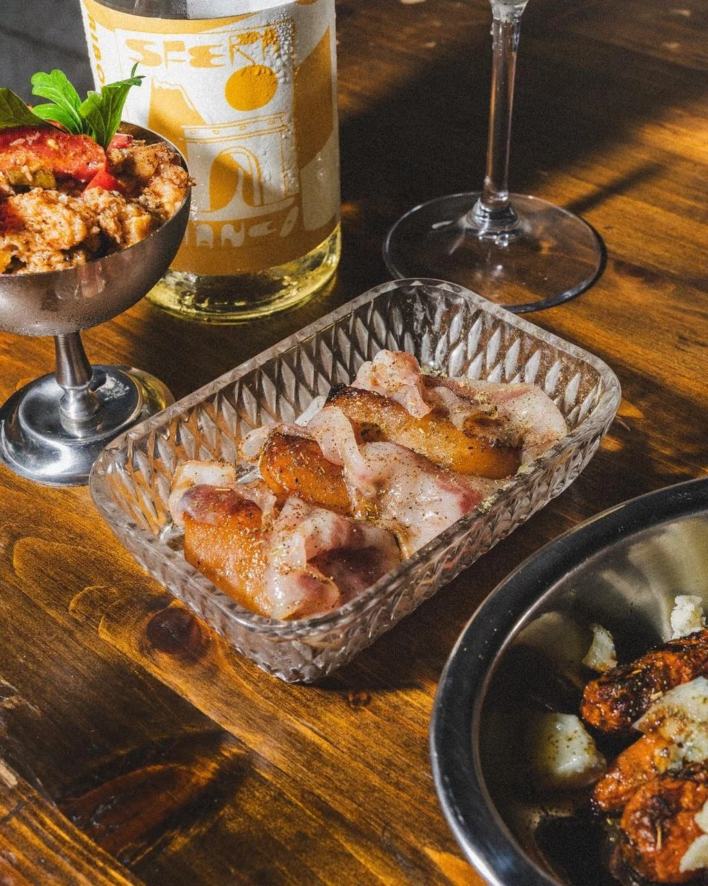 ❄️ Winter brings attention back to the simplest gestures: polishing a glass, preparing a cork, checking the clarity of a bottle.
These quiet details often go unnoticed, yet they reveal the heart of true craftsmanship.
Every slow and intentional movem