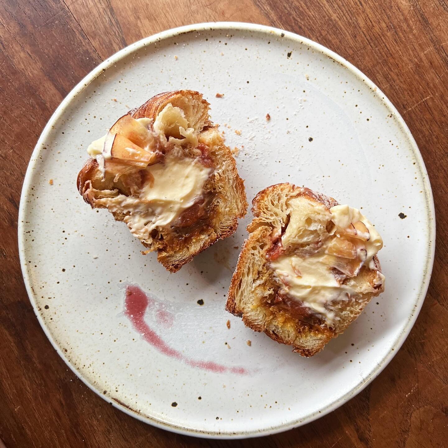 salted caramel, roasted peaches and cream cruffin 🍑

at our pop up we&rsquo;ll have a salted caramel and popcorn white chocolate cremeux filled cruffin topped with caramelised pretzels and popcorn 🥨🍿

our viennoiserie box is sold out online for pr