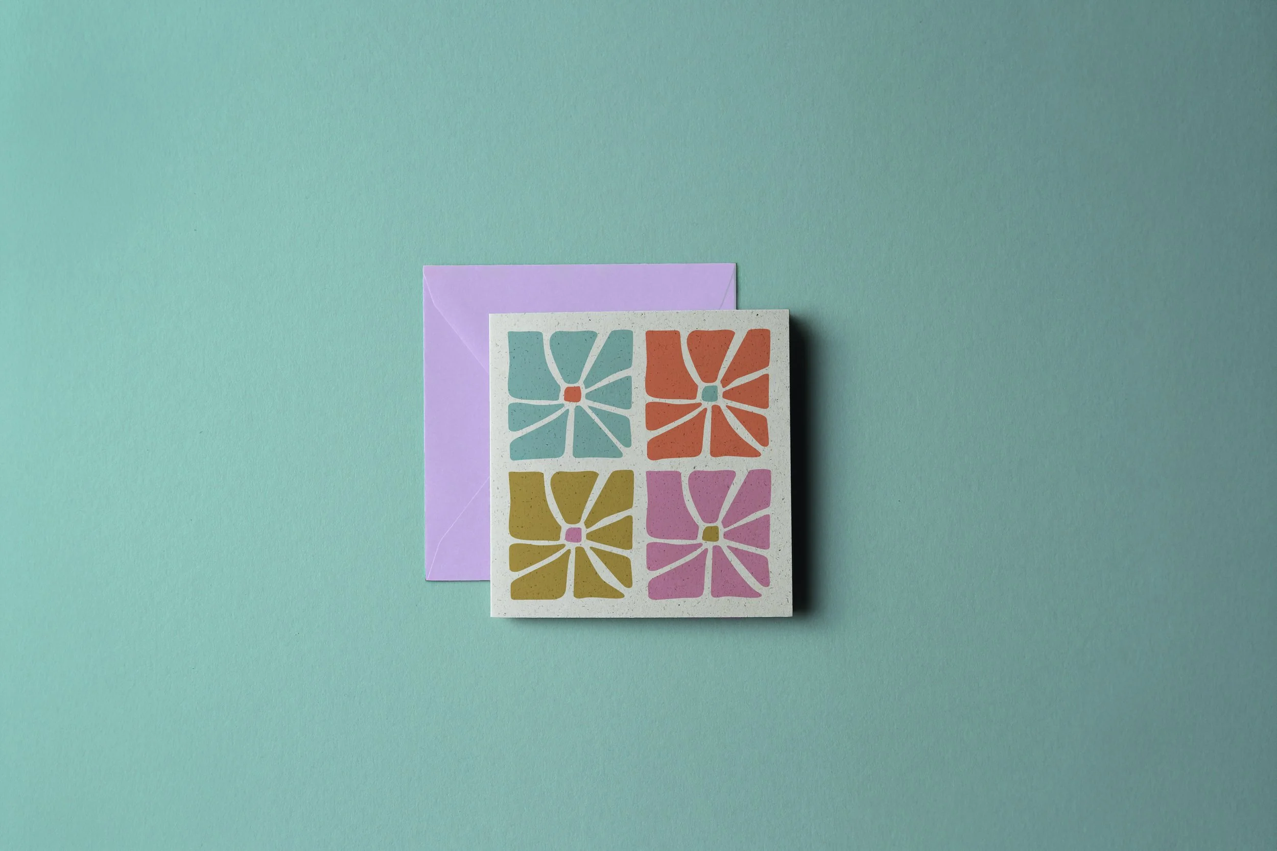 Flowerpower Karte mit grafischen Blumen in bunten Farben im Format 10 x 10 cm auf Graspapier