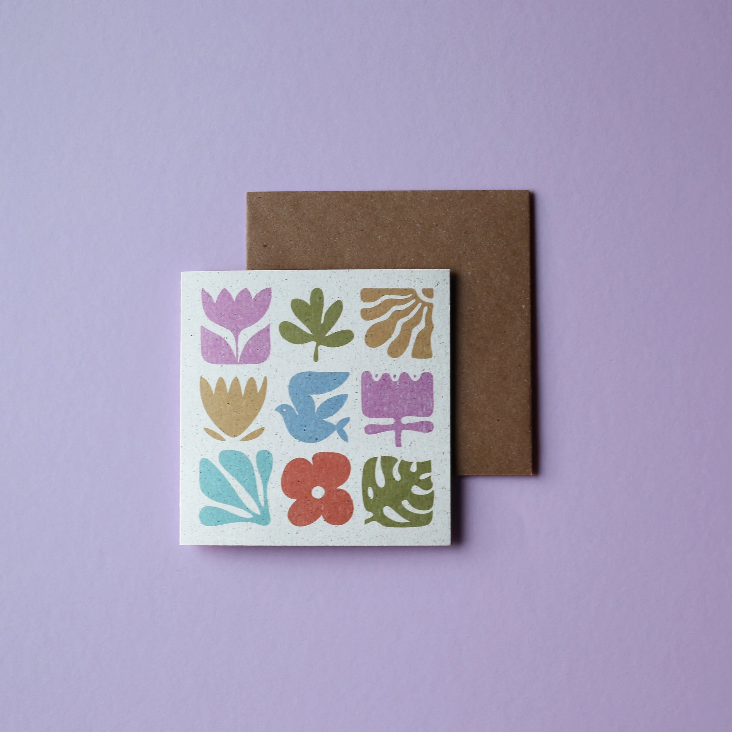 Grußkarte mit Blumen in pastellfarben im Format 10 x 10 cm auf Bermgraspapier
