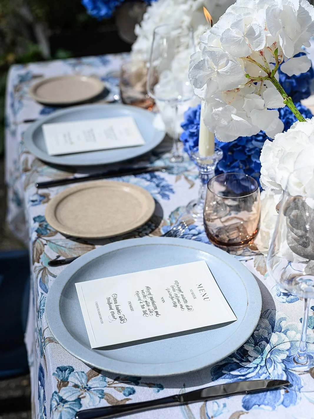Amazing how much difference table linnen can make: this is our Summer Sky styling, which usually feels fresh and crispy. But switch the cloth for this one, which is richly decorated with blue florals, and you&rsquo;ll get such a luxurious vibe. We ad