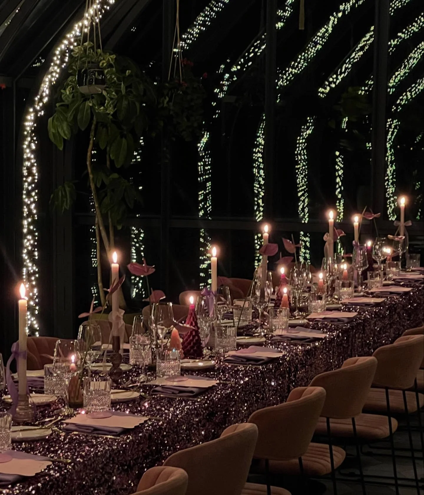 A week has already passed since we set this holiday dinner table for @zenner.nl. Sparkles, laughter and good food all around, what else can you want for Christmas? ✨

#christmasdinner #tablescape #tablestyling #christmasstyling #tableware #rentals #c