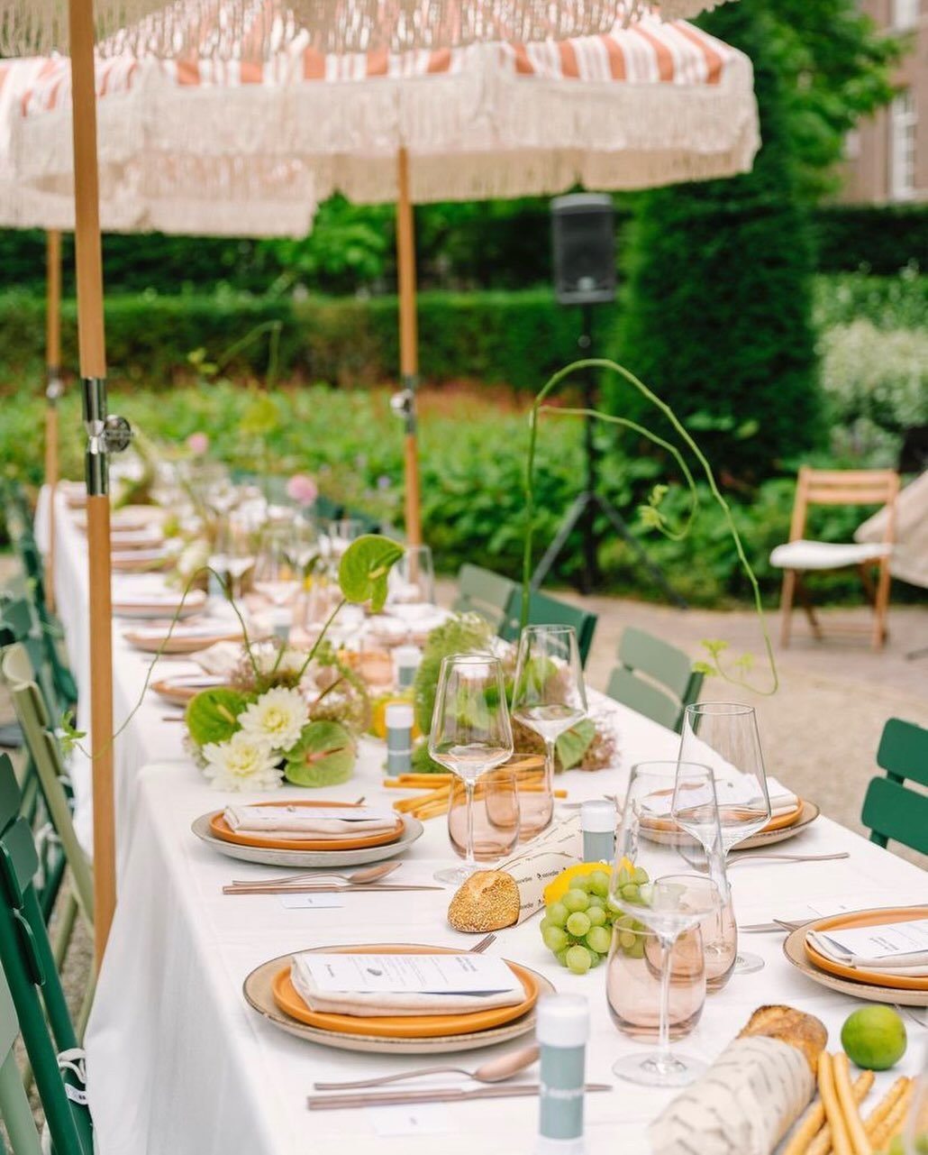 The perfect spring lunch setting doesn&rsquo;t exist... Or does it?! ⁠
⁠
🌿🍊🌼⁠
⁠
⁠
#prlunch #brandstyling #businesslunch #tablestyling #springtablescape