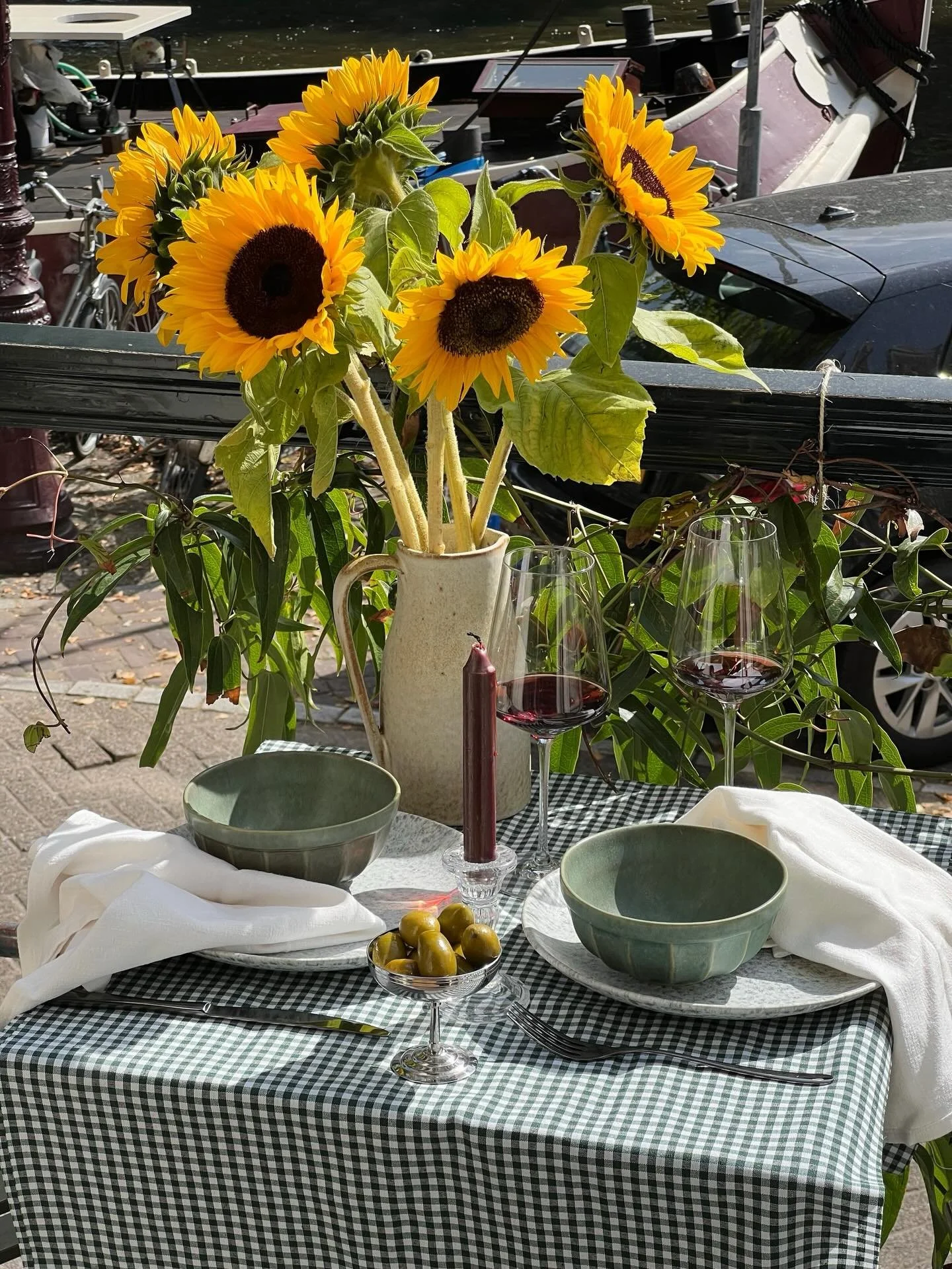 Een zonnige middag in augustus, aan de Amsterdamse grachten en de kleinste tafel die ik tot nu toe dekte. Niet voor een klant maar voor mezelf en een vriendin, niet voor een lang diner maar voor een gezellige borrel. Deze middag staat - mede door de 