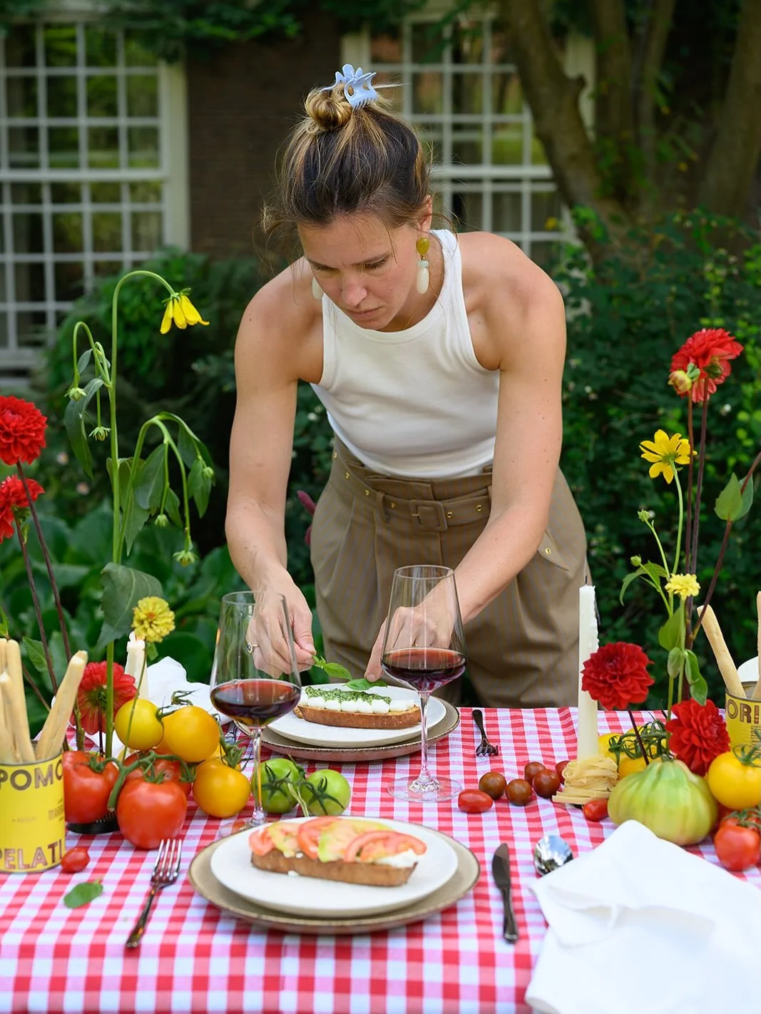 Ben je weleens op een Italiaanse bruiloft geweest? Op de avond voorafgaand aan de bruiloft wordt er vaak een pizza party georganiseerd 🍕. Denk aan lange tafels met rood/wit geblokte tafelkleden op een terras van grind (bij een prachtige tenuta), tus