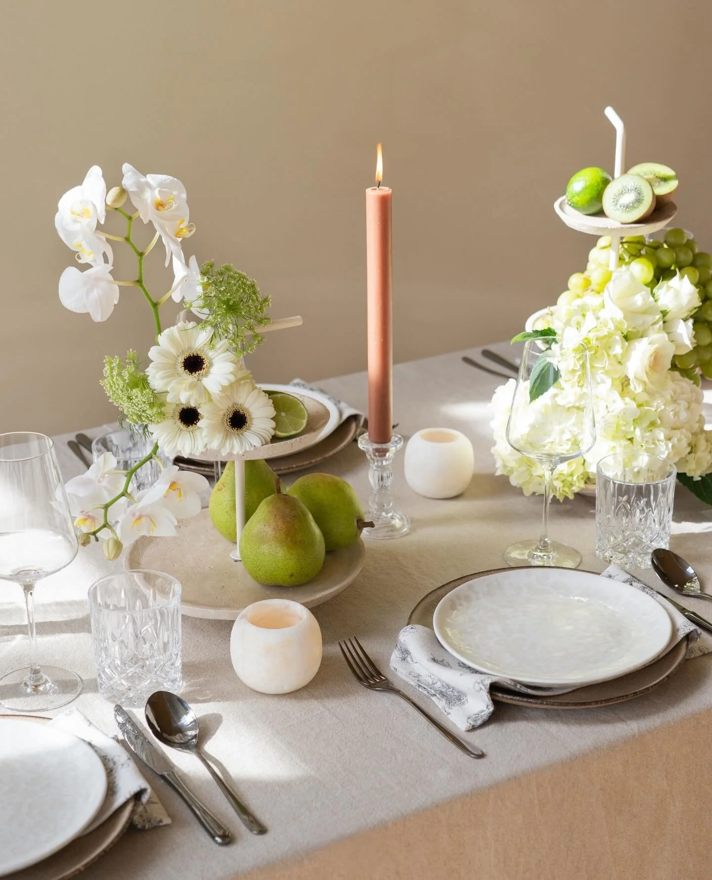 Voel je vrij om te spelen met je tafelstyling, er zijn geen regels. Wil je je waterglas links zetten omdat de kleur daar beter staat? Lekker doen! Vergeet etiquette. Een interessante tafel is een speelse tafel. Cre&euml;er hoogte (bijvoorbeeld met on