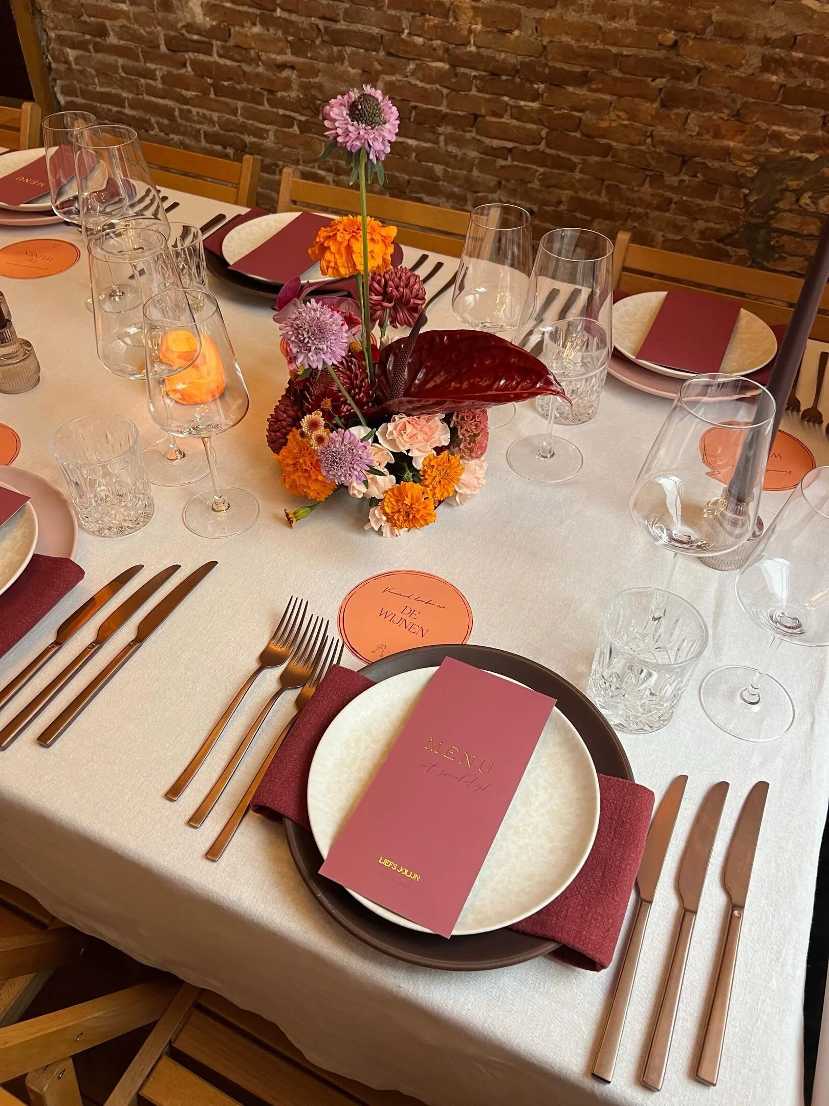 De eerste indruk begint v&oacute;&oacute;r de eerste hap. Nog voordat het voorgerecht op tafel staat, voelen gasten al dat aandacht is besteed aan het diner en de gezelligheid die je wil cre&euml;ren. Wil je geen standaard avond? Dek dan geen standaa