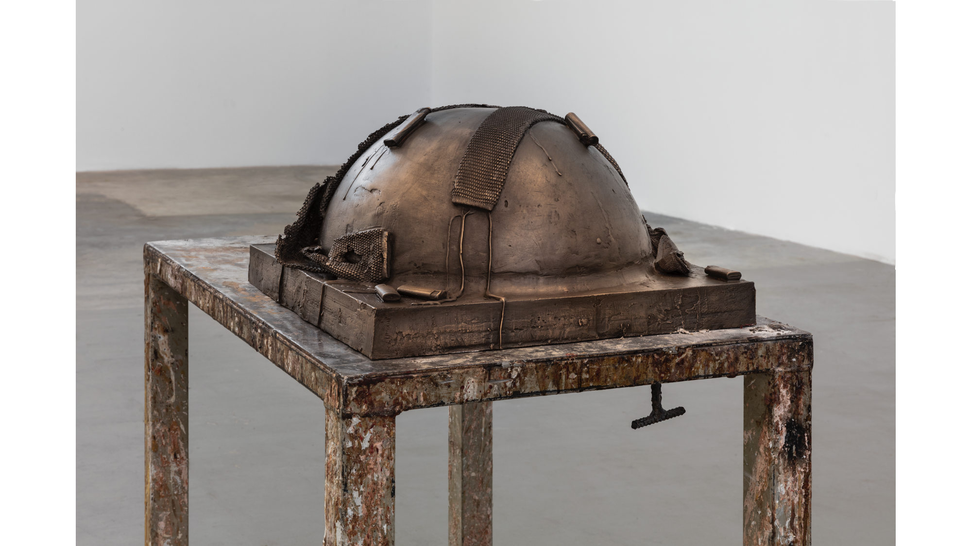   Svuotatasche , 2021, bronze, table 50 x 50 x 45 cm, unique 
