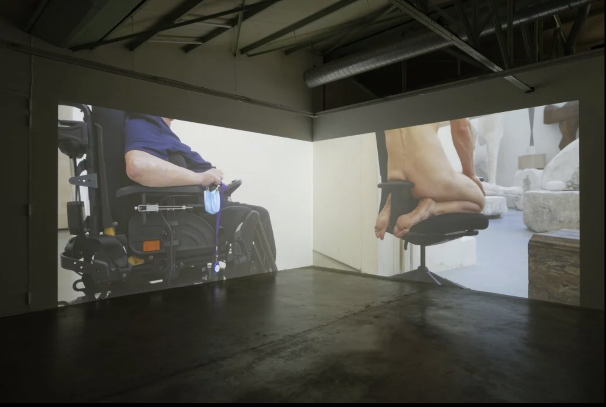  Vue de l’exposition  Manifeste assisté  de Florian Fouché, Crac Occitanie -Sète, 2023. Projection de  Vie institutionnelle , 2022   