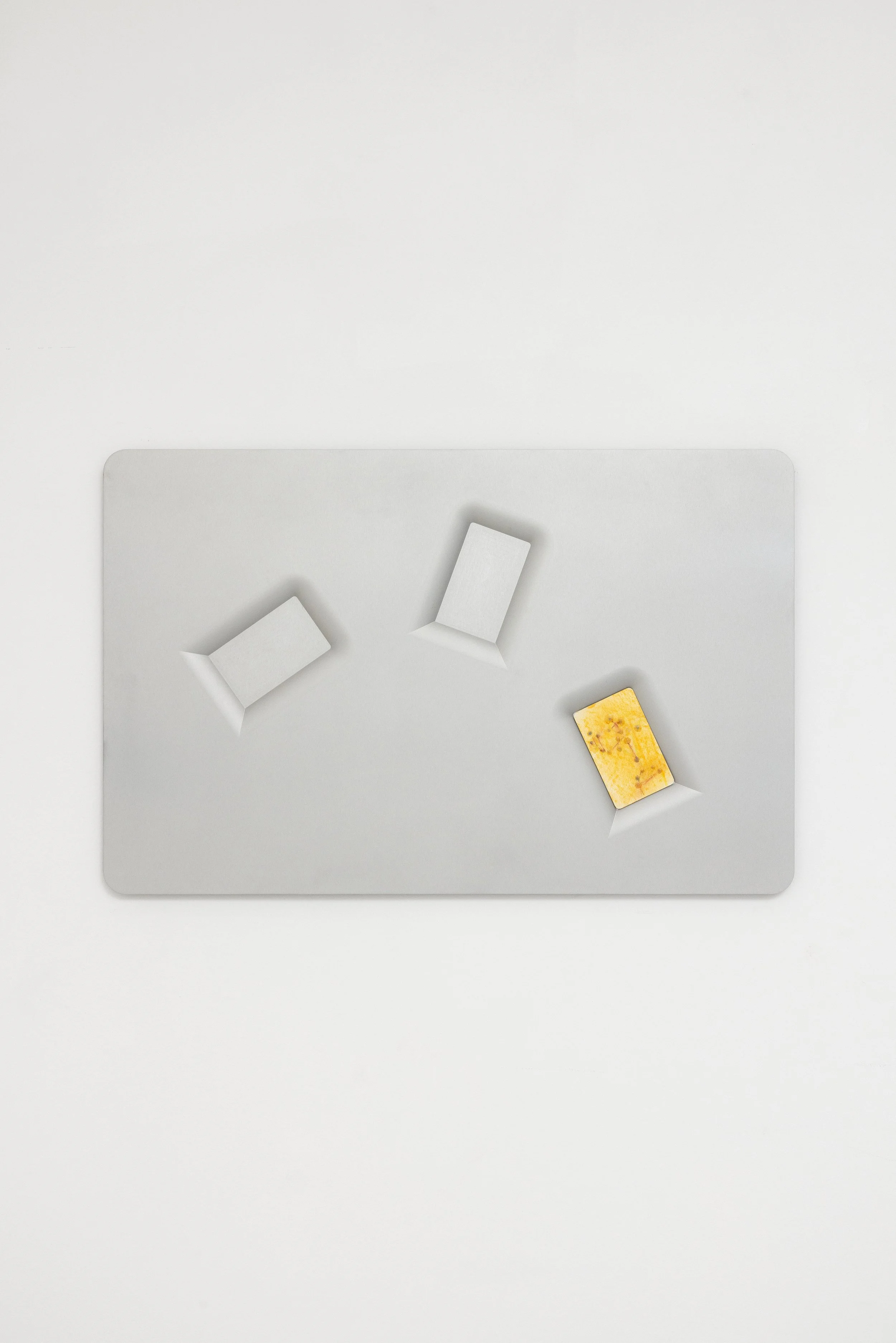 Nile Koetting, True color , 2025, aluminum, papier, pastel, résine, 38 x 59 cm (Partie 1)