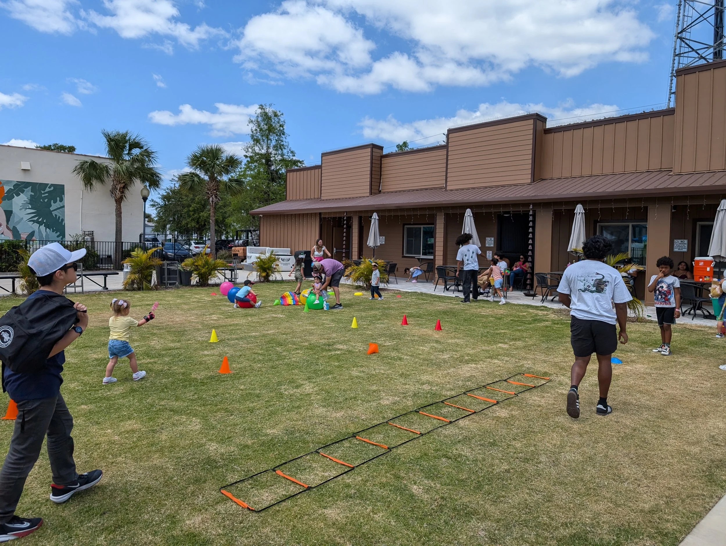 Think big, play big — our lawn is made for games, mingling, and unforgettable moments. Ideal for team events, casual receptions, and fun-loving gatherings that flow outside.