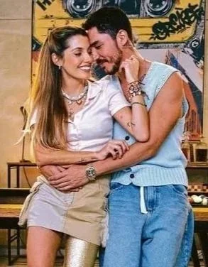 Deixa Acontecer é uma comédia romântica musical escrita por Renata Corrêa e dirigida por Natalia Grimberg. João Mendes é um pagodeiro cancelado que precisa de um namoro fake para reabilitar sua reputação e encontra da jovem Marina a garota perfeita p
