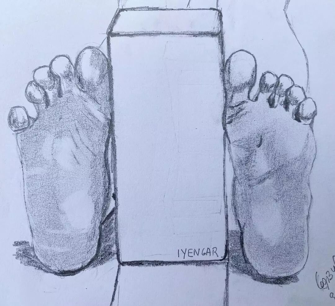 In our daily activities, it's so easy to take the feet for granted. Here's to giving our feet some extra love and attention! Thank you to the talented @gabyabalo_sketchbook for this lovely drawing 🙏.