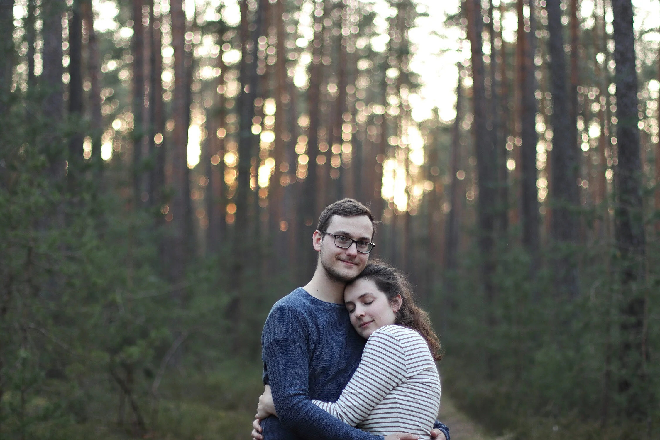Dieses Bild zeigt Philipp und Luisa im Wald.
