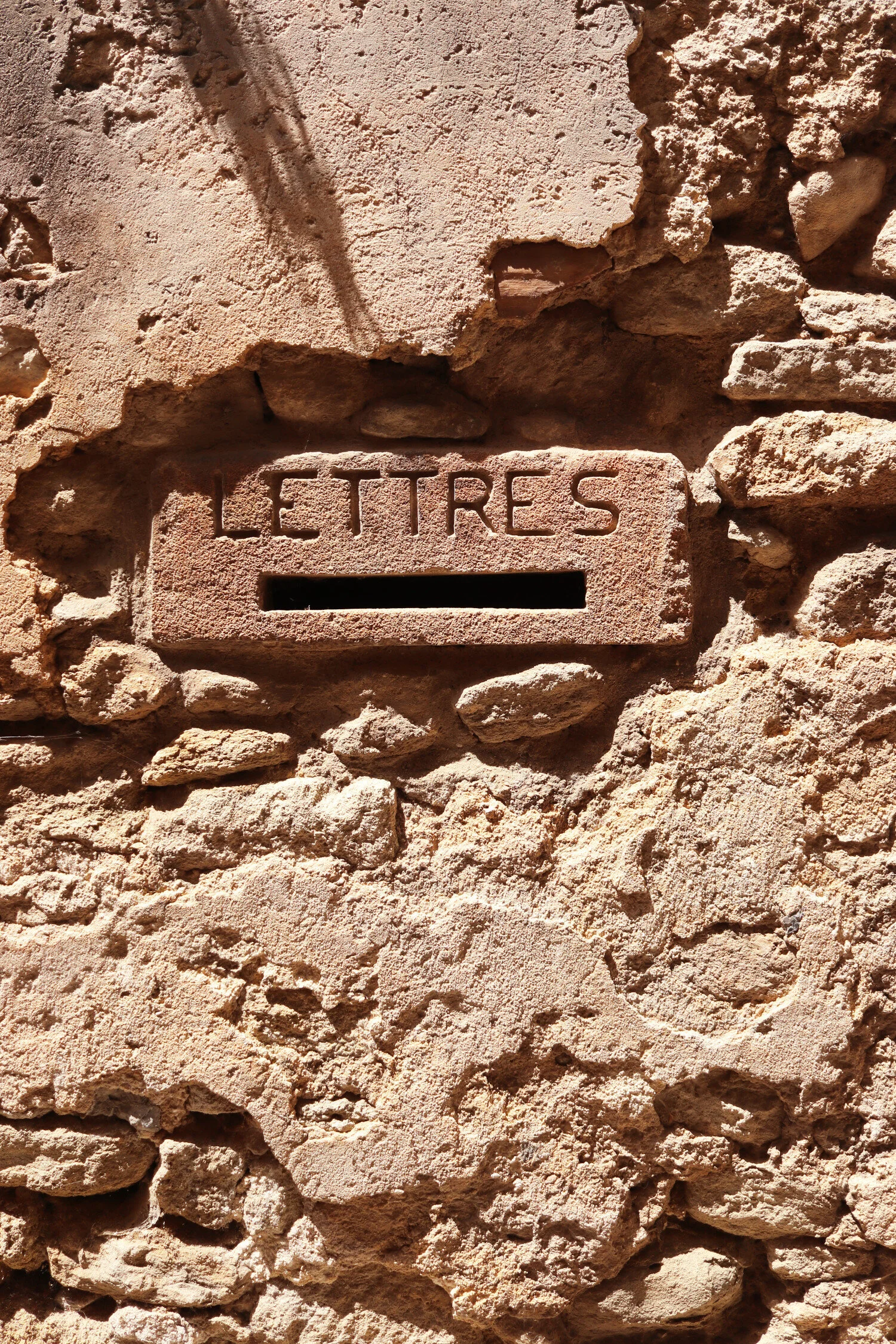 Dieses Foto zeigt einen Briefkasten mit der Aufschrift Lettres in der Provence.