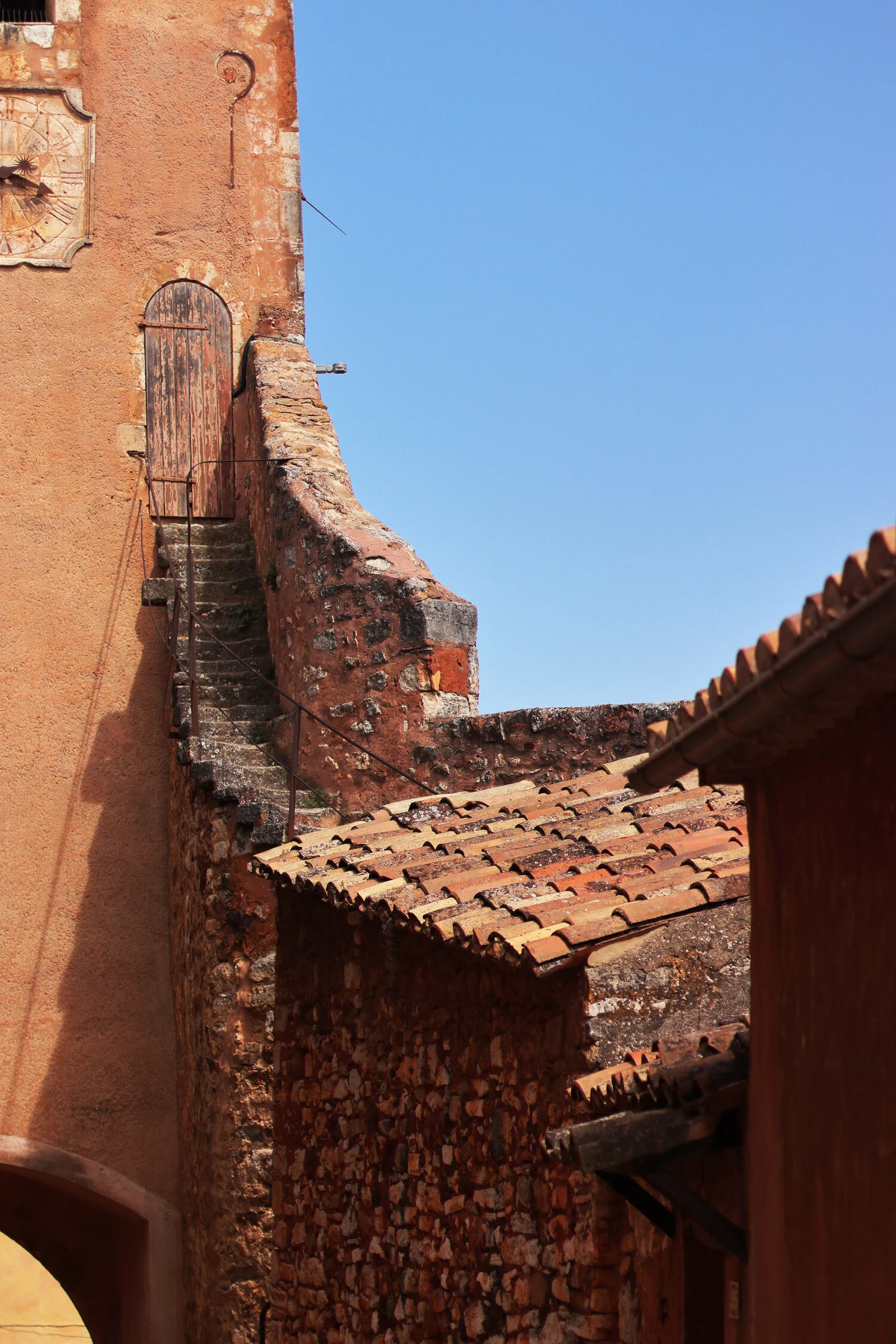 Dieses Foto zeigt ein architektonisches Detail einer Stadt in der Provence.