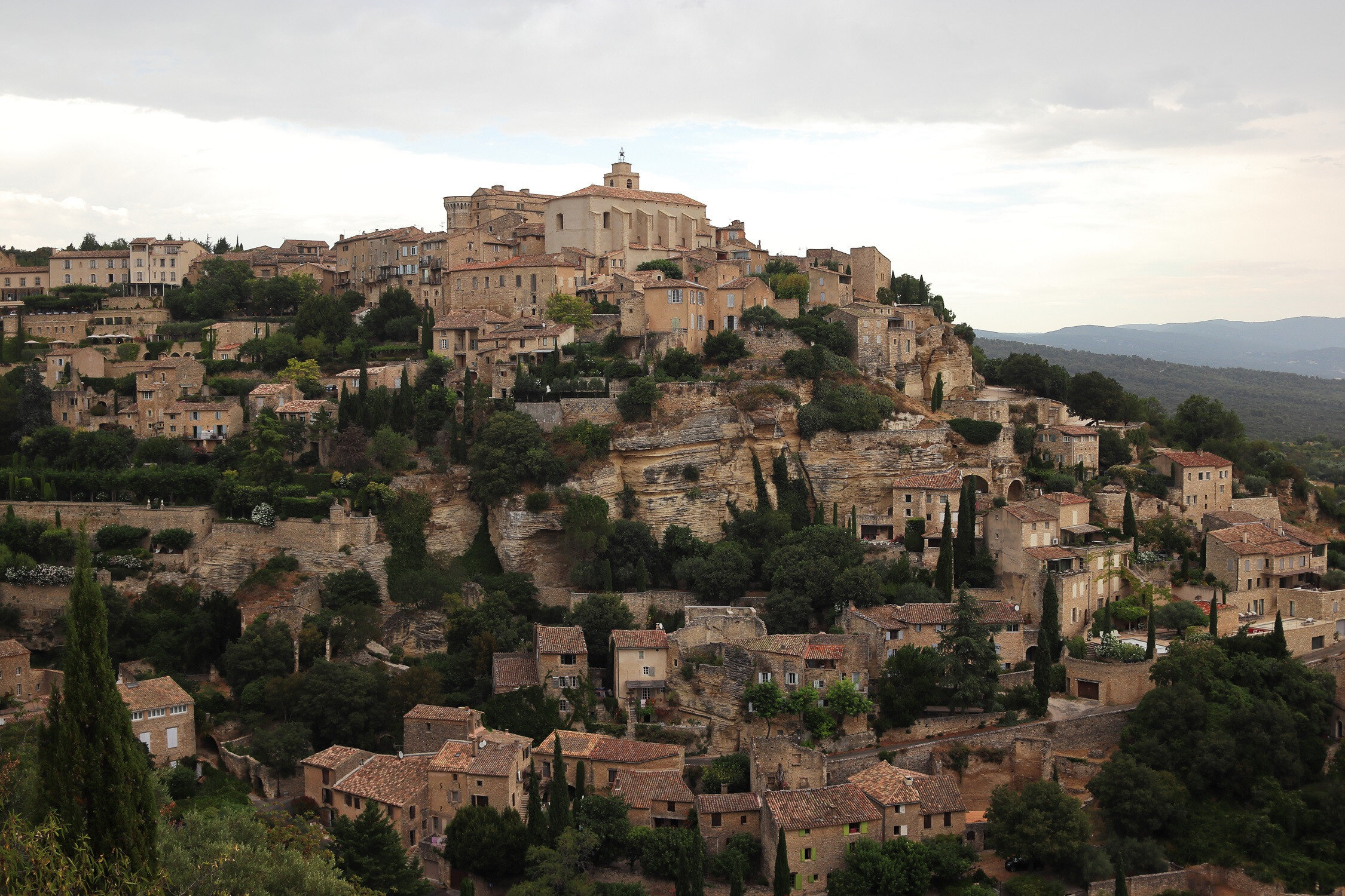 Dieses Foto zeigt einen Blick auf die Stadt Gordes in der Provence.