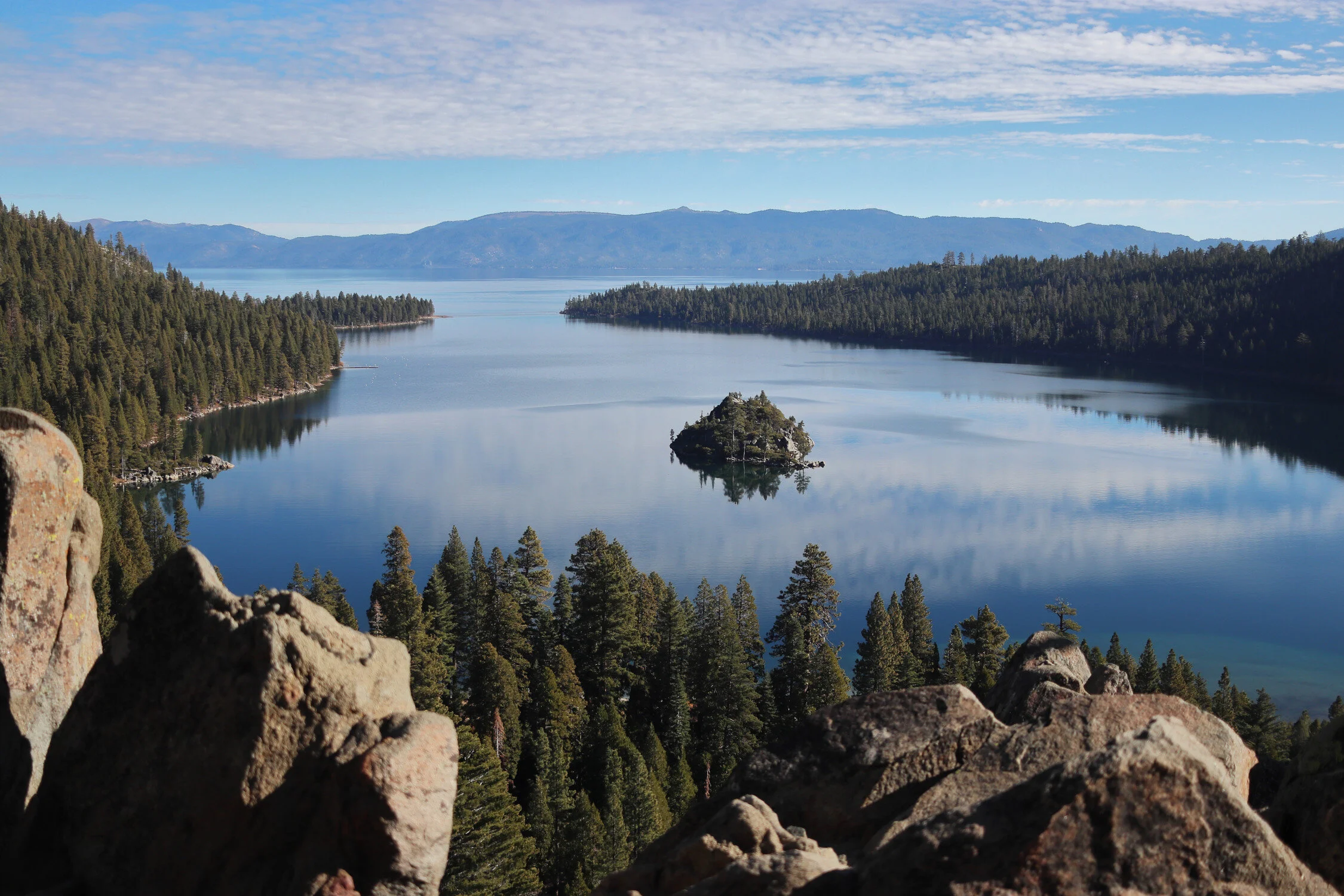 Dieses Foto zeigt einen Ausblick über den Lake Tahoe in Kalifornien.