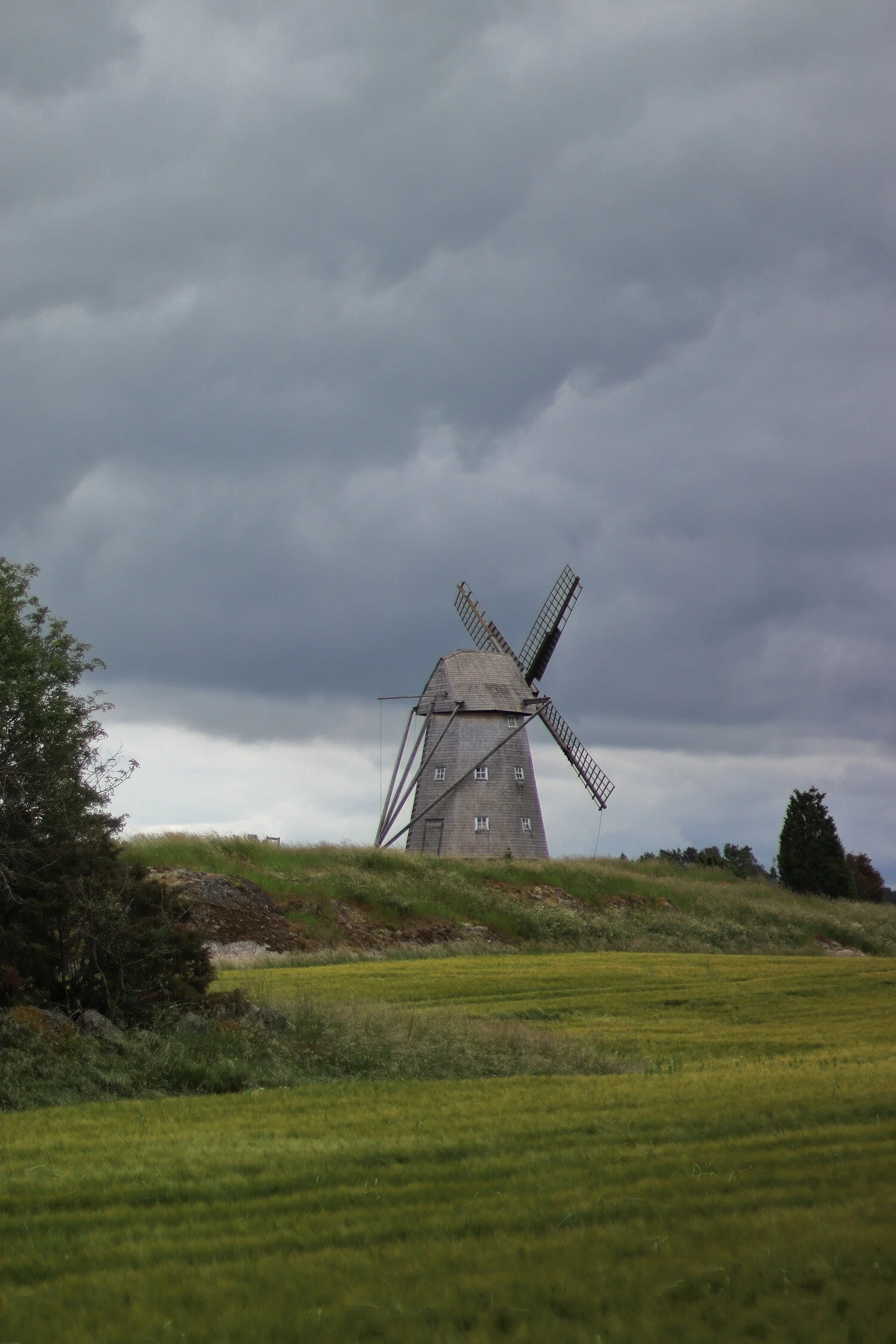 Dieses Foto zeigt eine Windmühle nahe dem Vänernsee in Schweden.