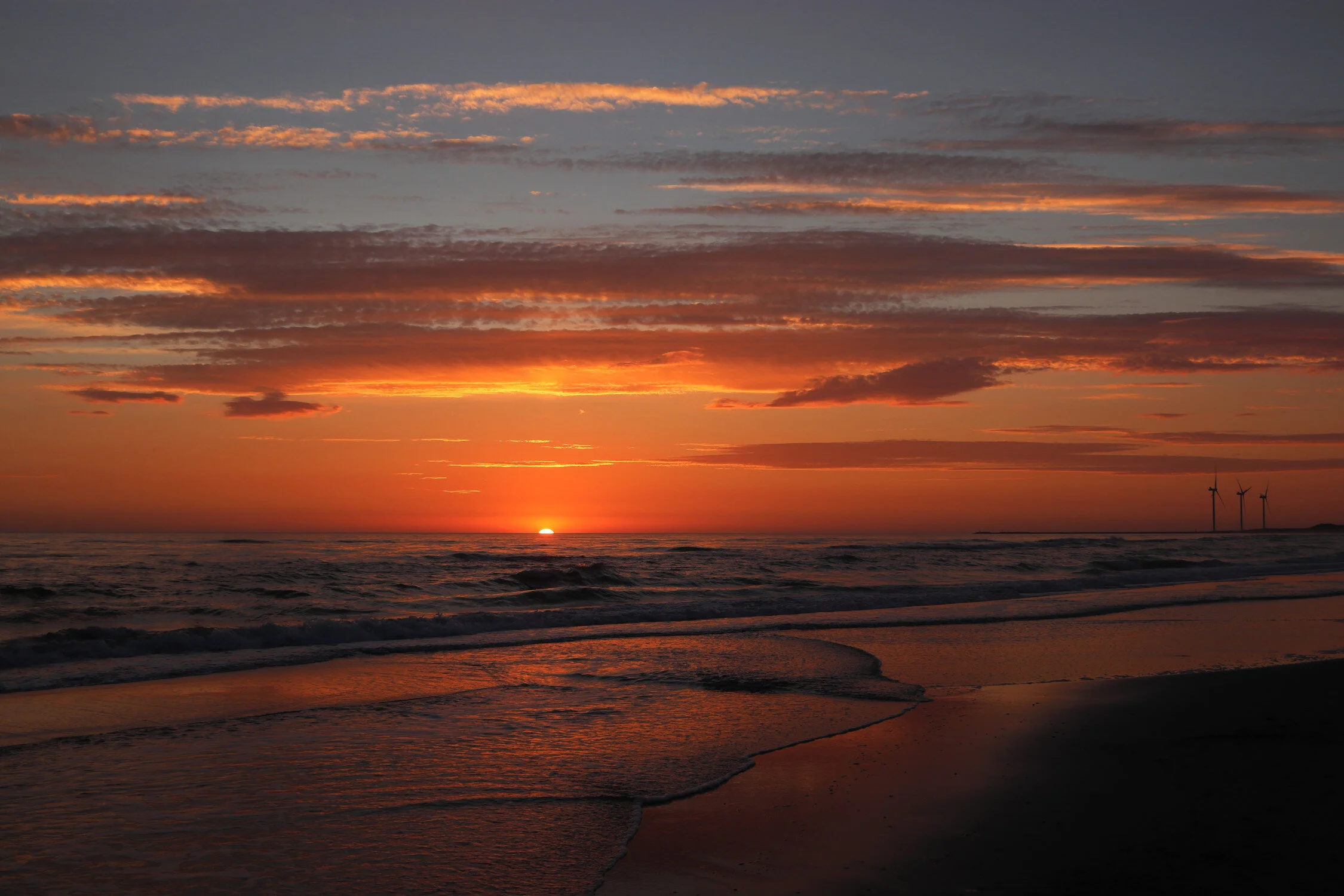 Dieses Foto zeigt einen Sonnenuntergang über der Nordsee in Dänemark.