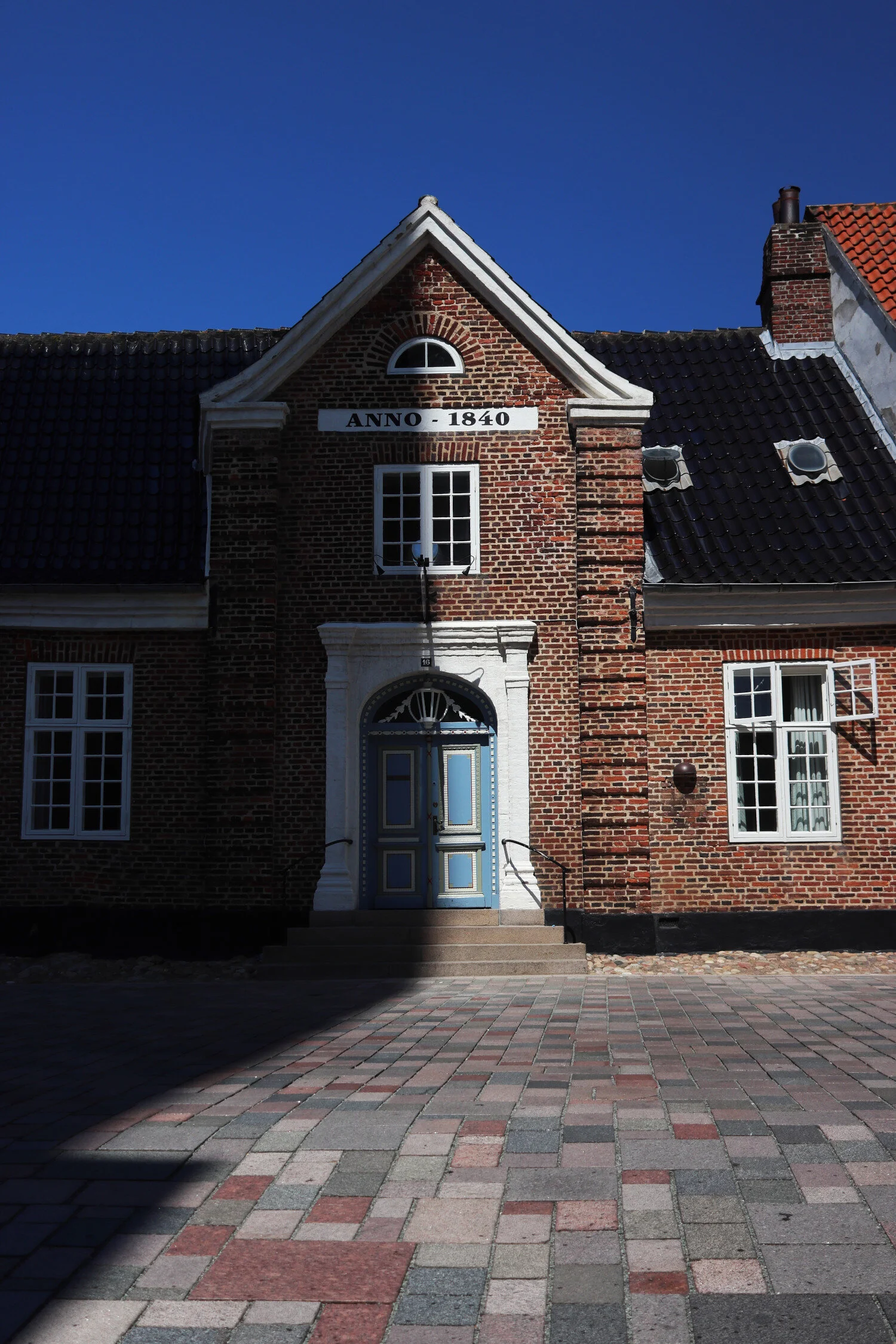 Dieses Foto zeigt Haus in Ribe in Licht und Schatten in Dänemark.