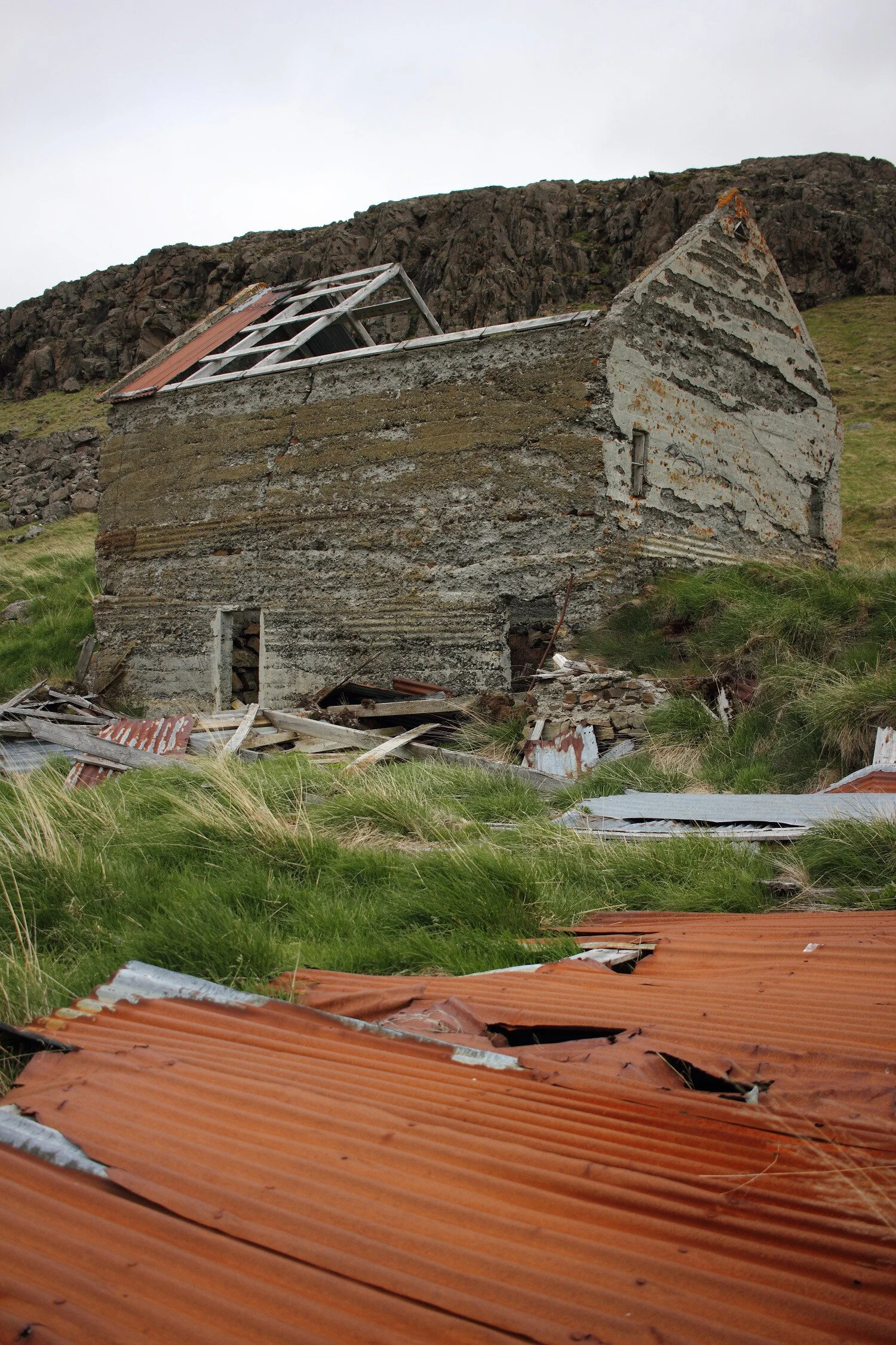 Dieses Foto zeigt ein verfallenen Haus in den Westfjorden auf Island.