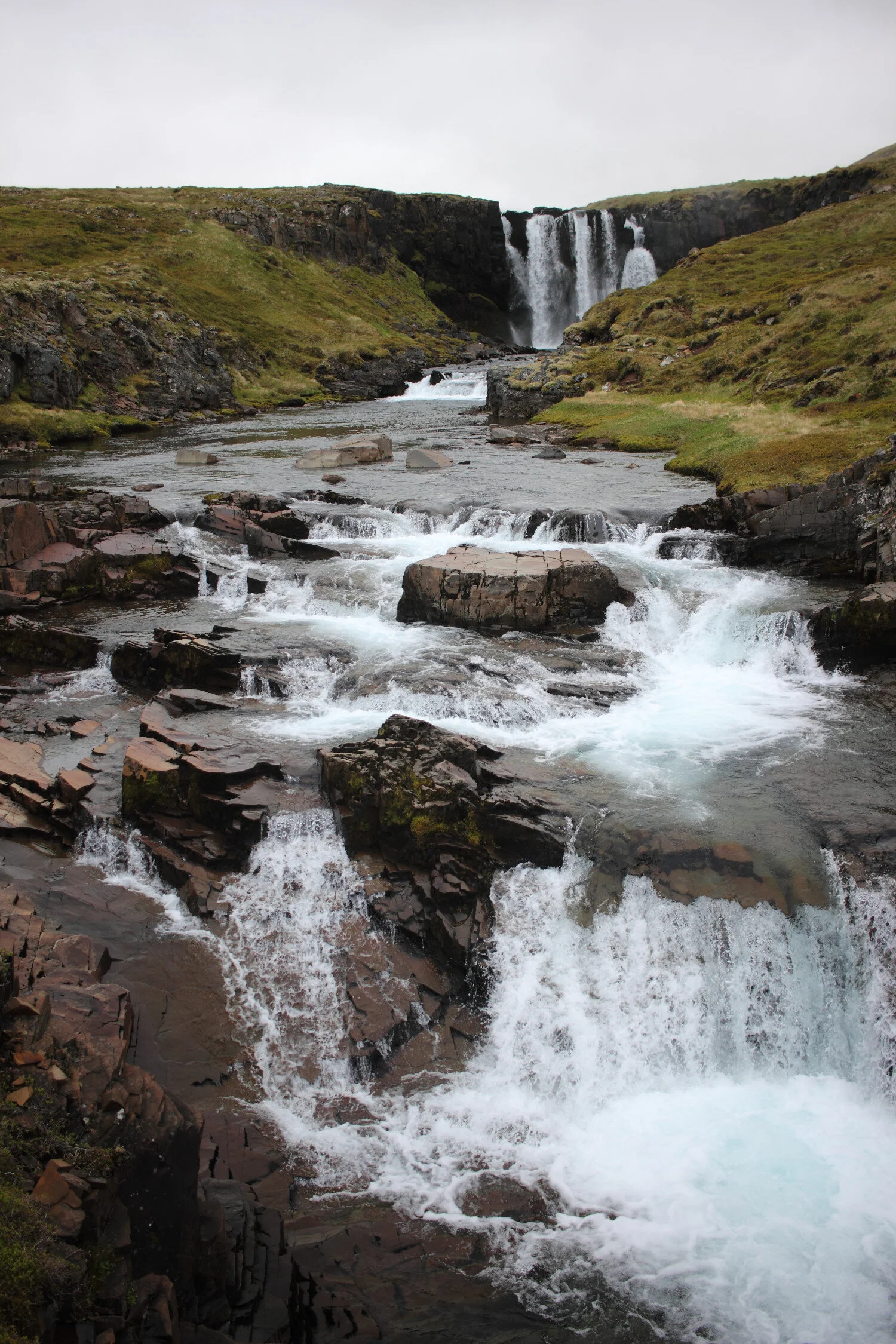Dieses Foto zeigt einen Wasserfall in den Westfjorden auf Island.