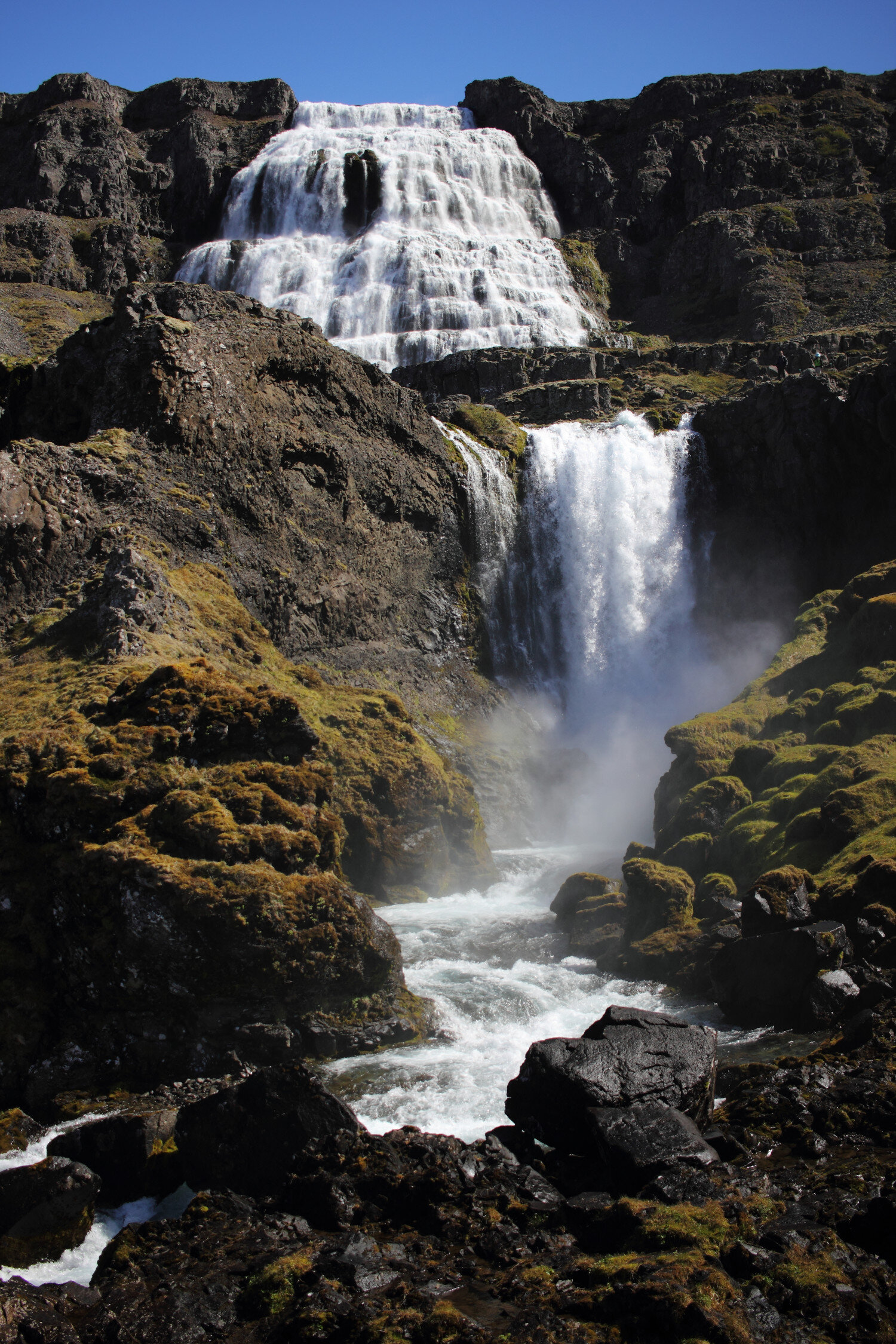 Dieses Foto zeigt den Wasserfall Dynjandi in den Westfjorden auf Island.