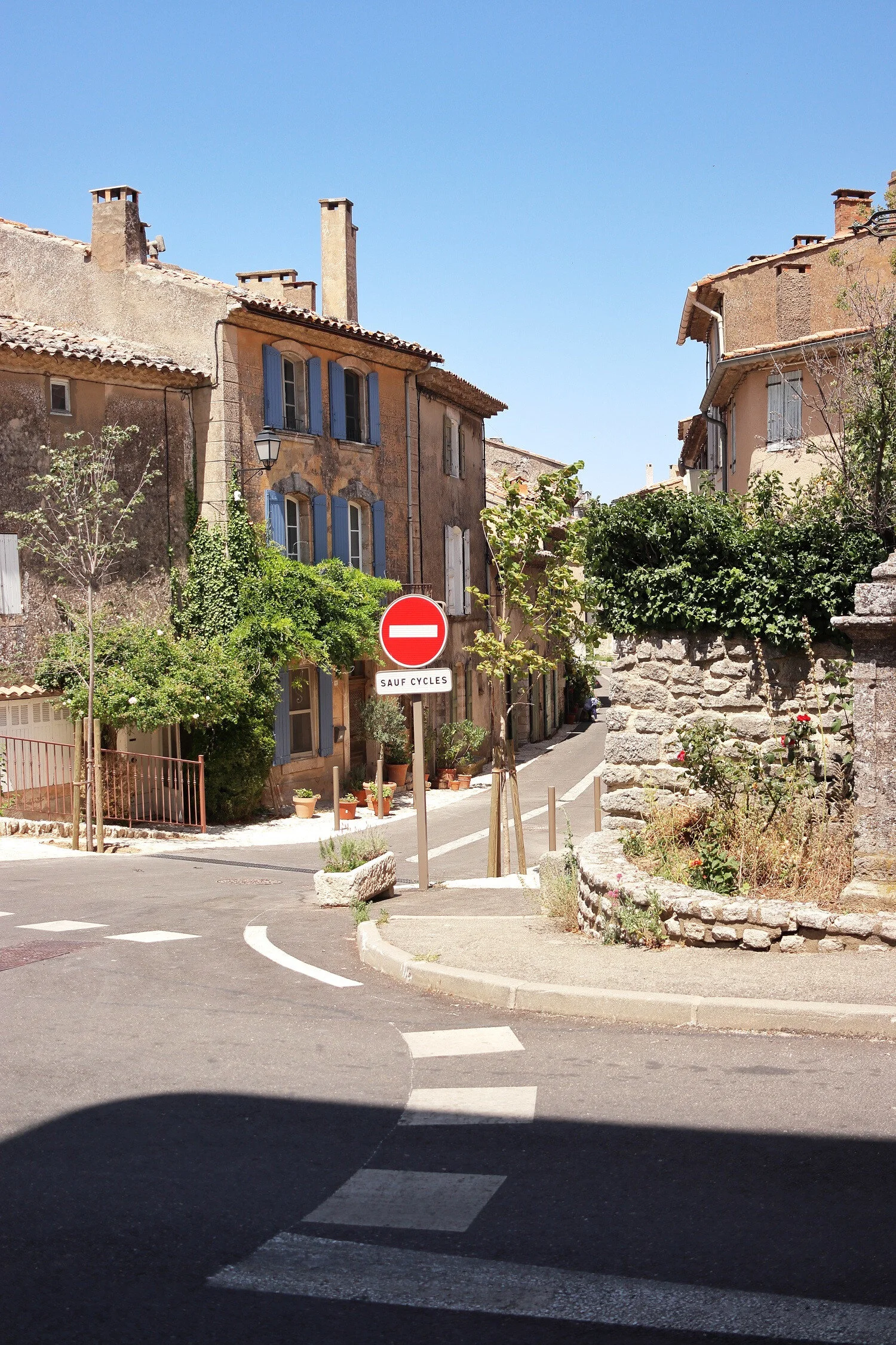 Dieses Foto zeigt eine Straßenkreuzung in der Provence.