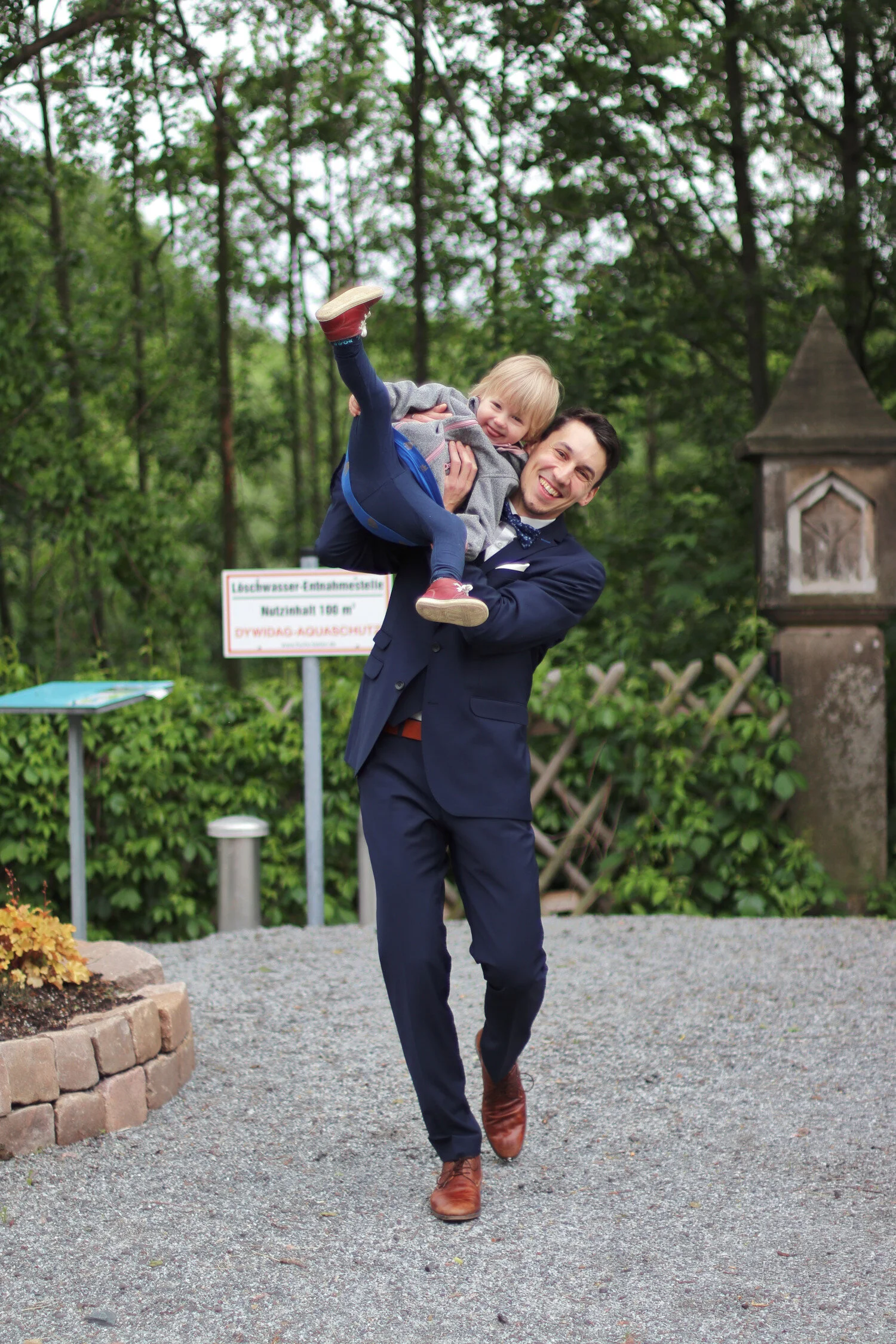 Dieses Foto zeigt der Bräutigam mit seiner Tochter nach der Trauung.
