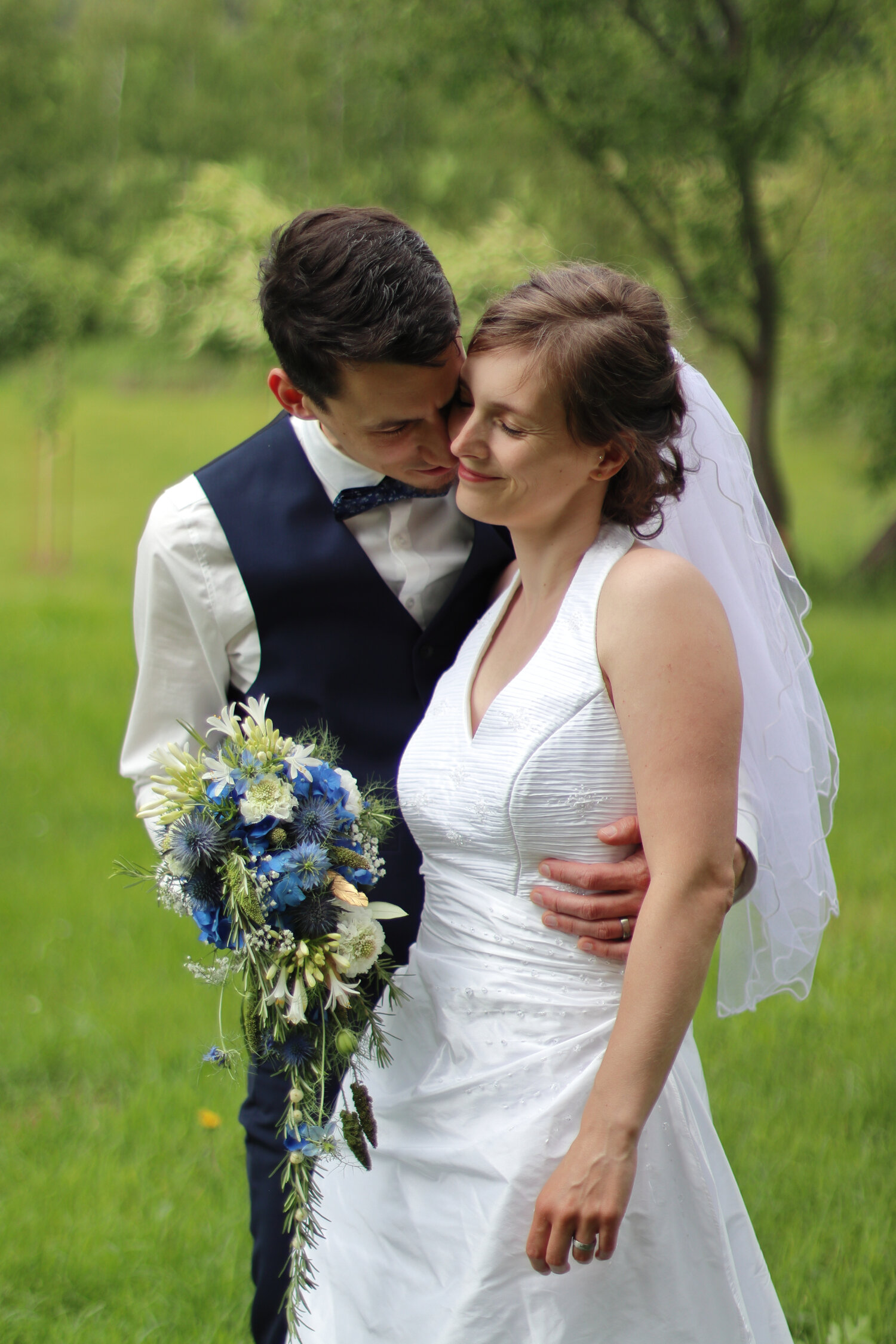 Dieses Foto zeigt einen herzlichen Moment zwischen Braut Katalin und Bräutigam Albert.