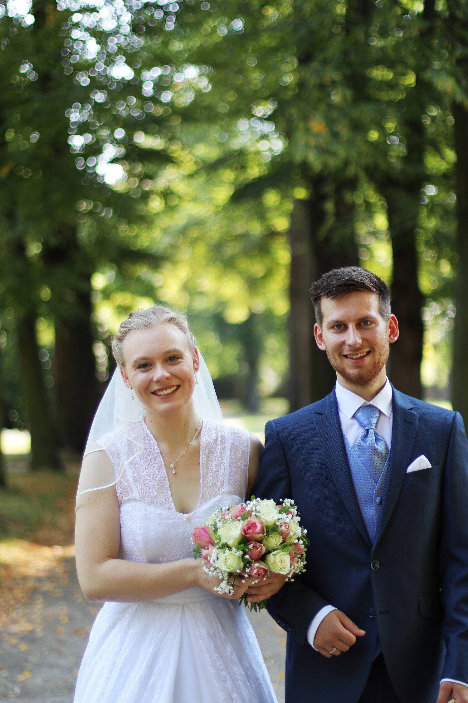 Dieses Foto zeigt das Brautpaar Rike und Johann Arm in Arm.