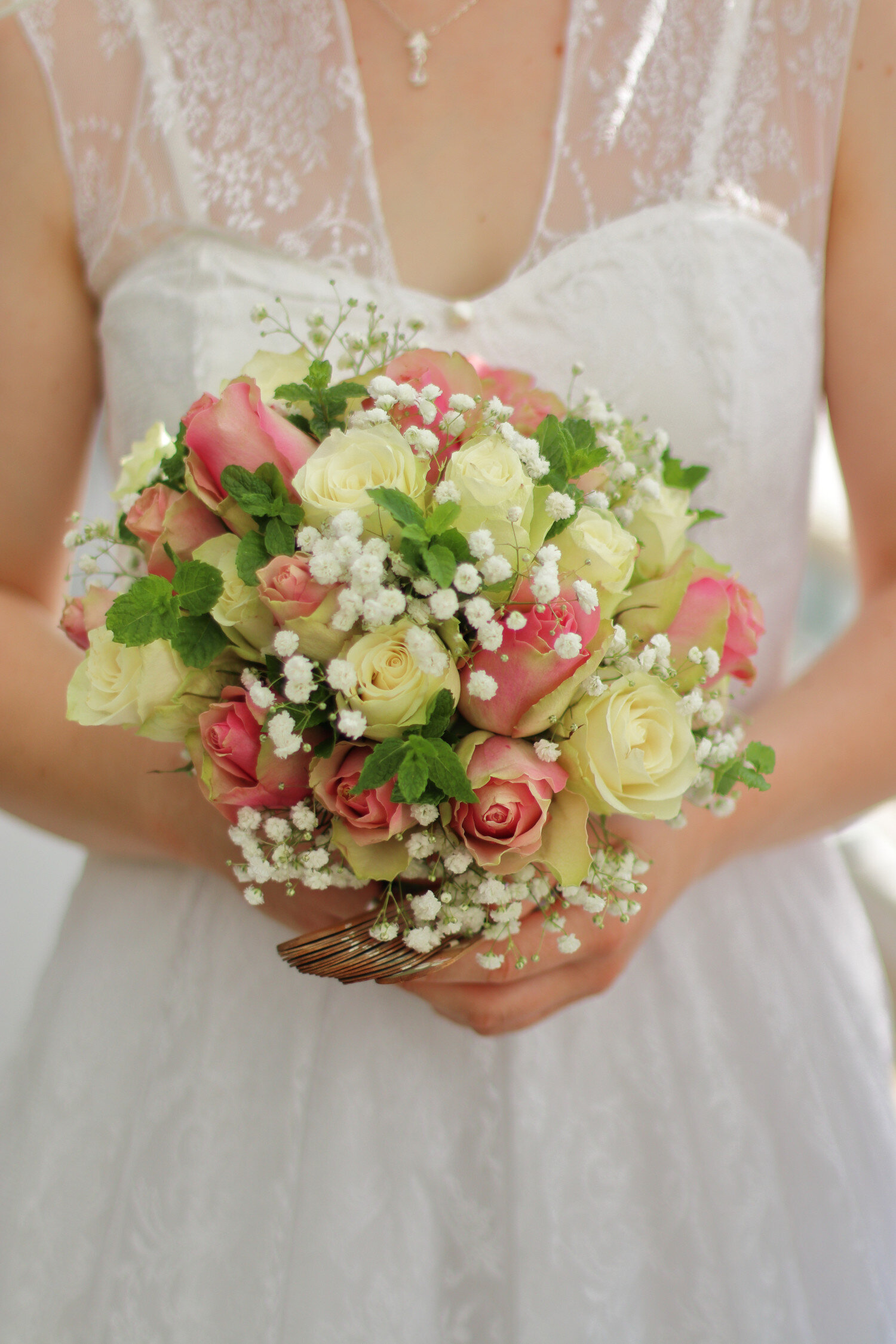 Dieses Foto zeigt den Brautstrauß mit gelben und rosafarbenen Rosen.