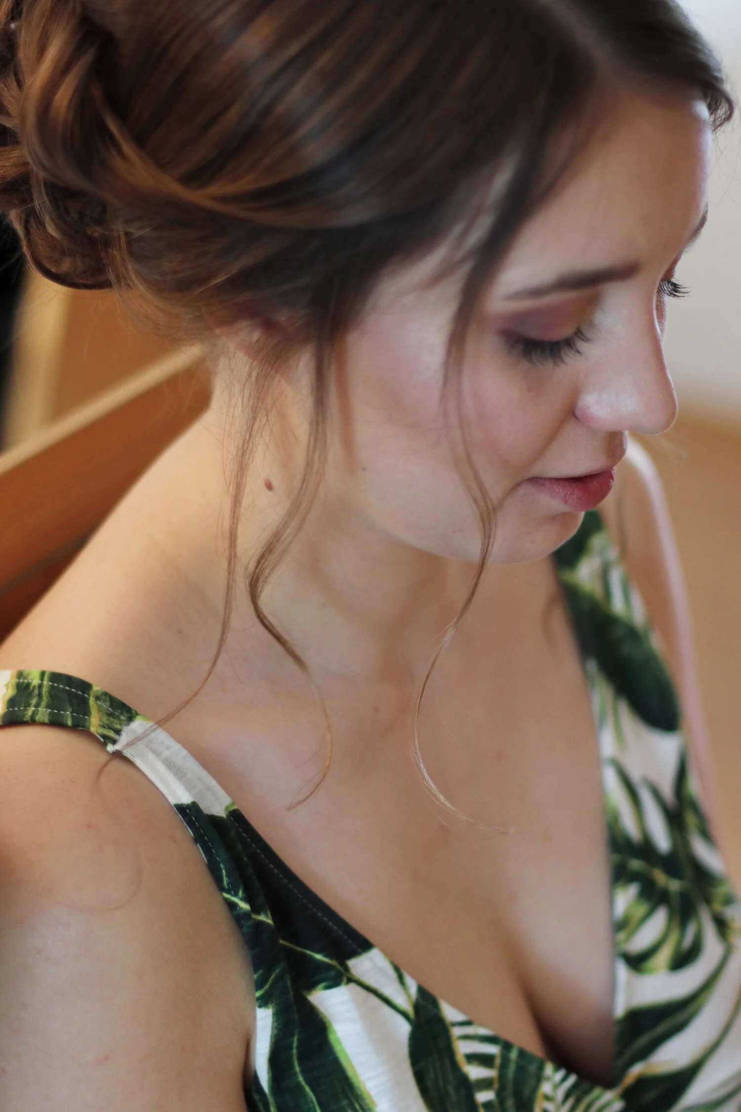 Dieses Foto zeigt die Braut Jutta beim Fertigmachen am Morgen.