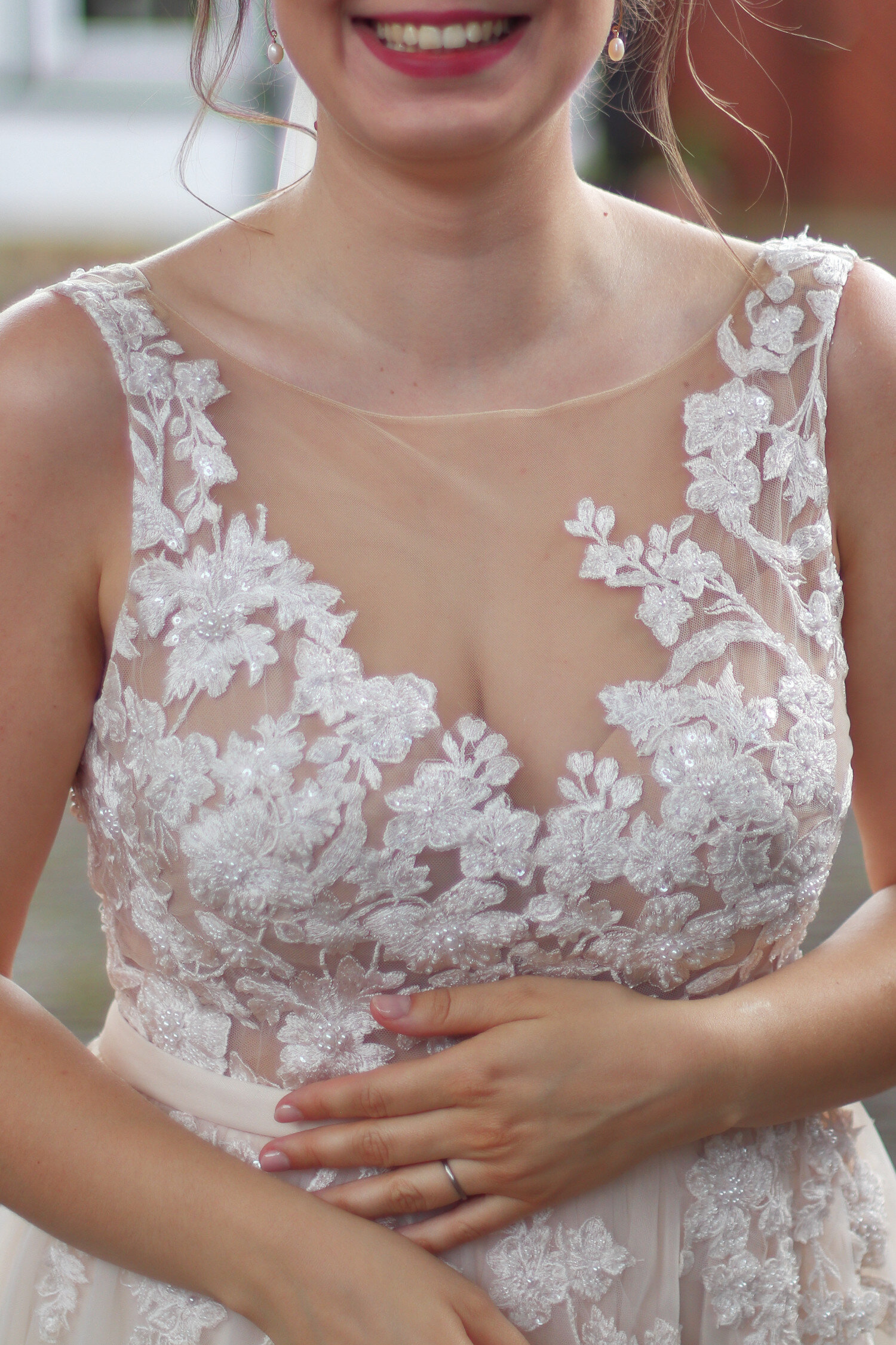 Dieses Foto zeigt Jutta in ihrem Brautkleid lachend.