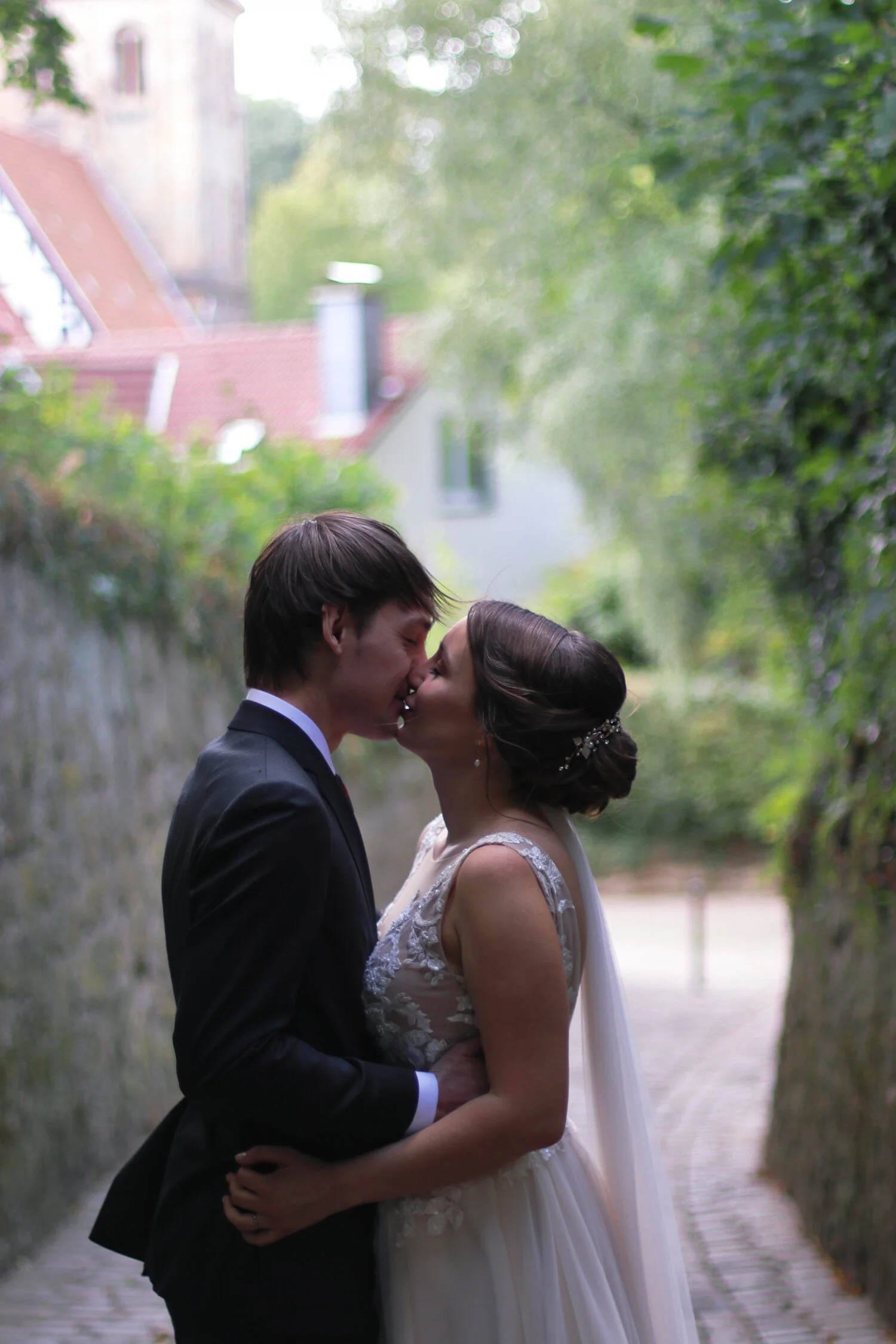 Dieses Foto zeigt das Brautpaar Jutta und Michael küssend.