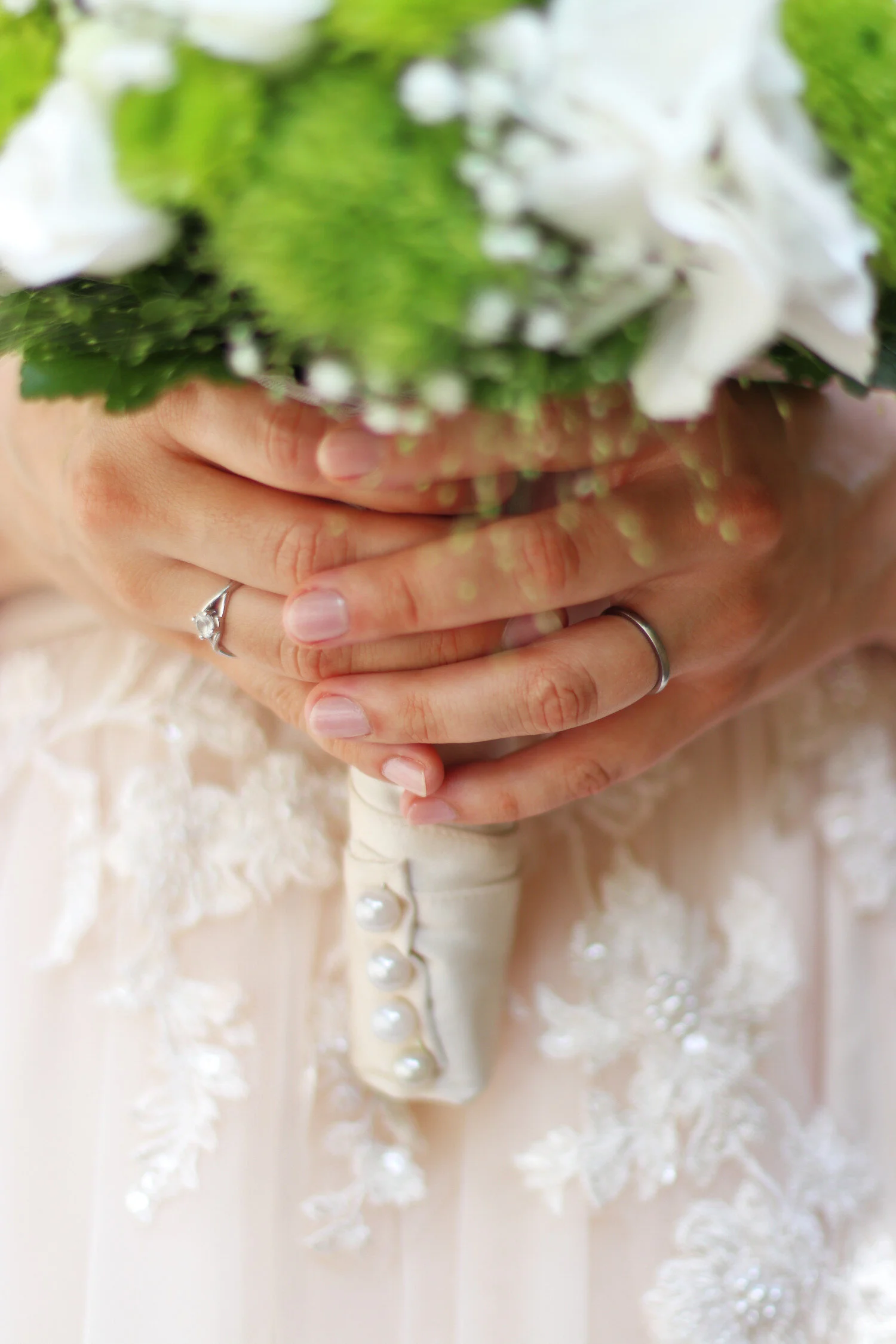 Dieses Foto zeigt Juttas Ringe und den grünen und weißen Brautstrauß.