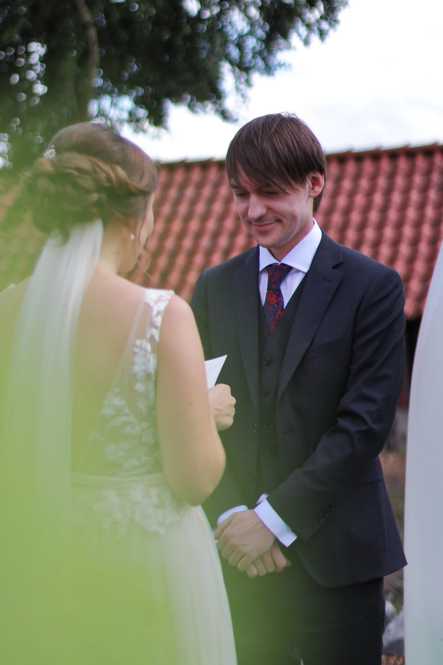 Dieses Foto zeigt das Brautpaar Jutta und Michael während der freien Trauung.