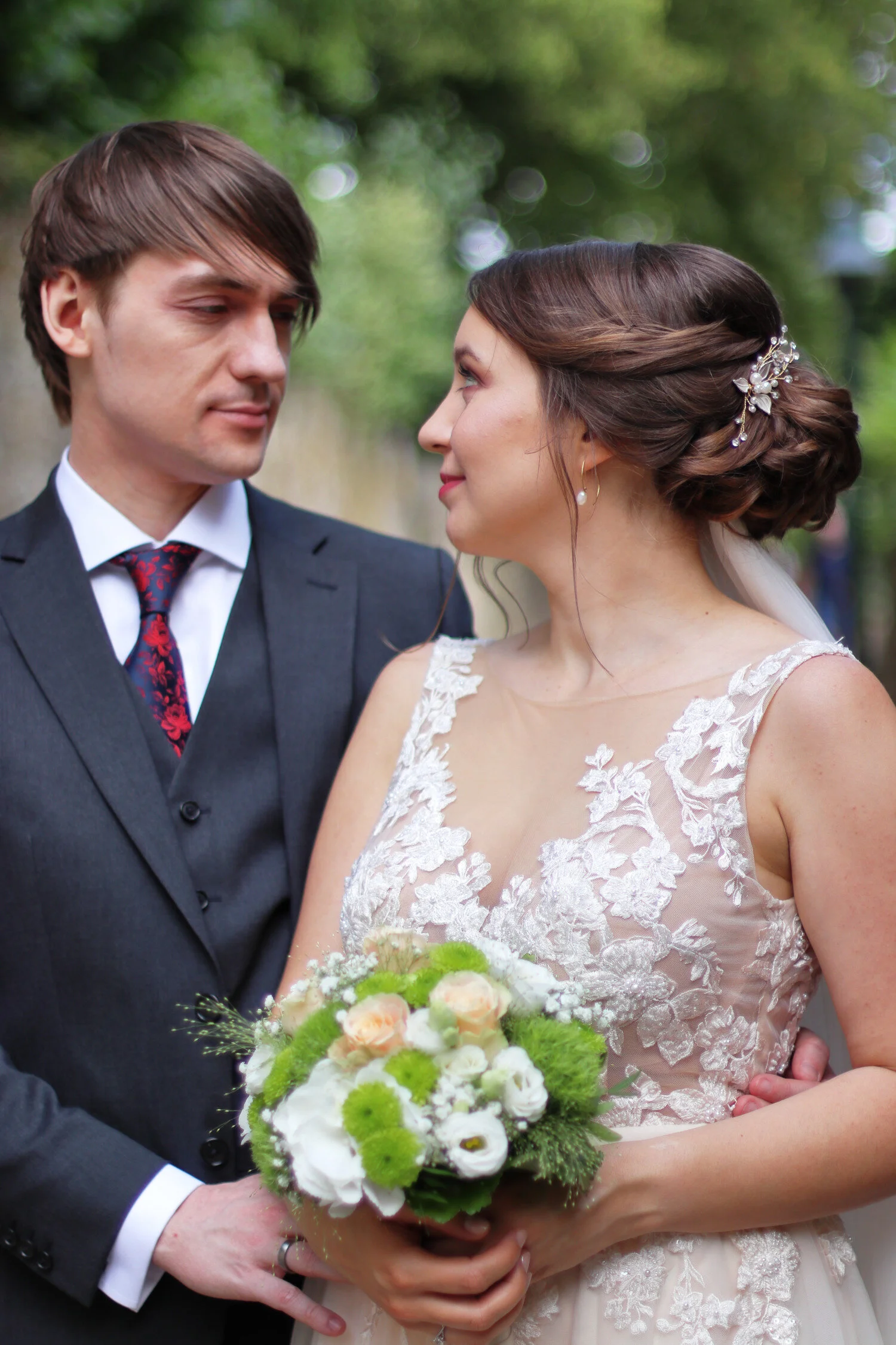 Dieses Foto zeigt Jutta und Michael einander anschauend.