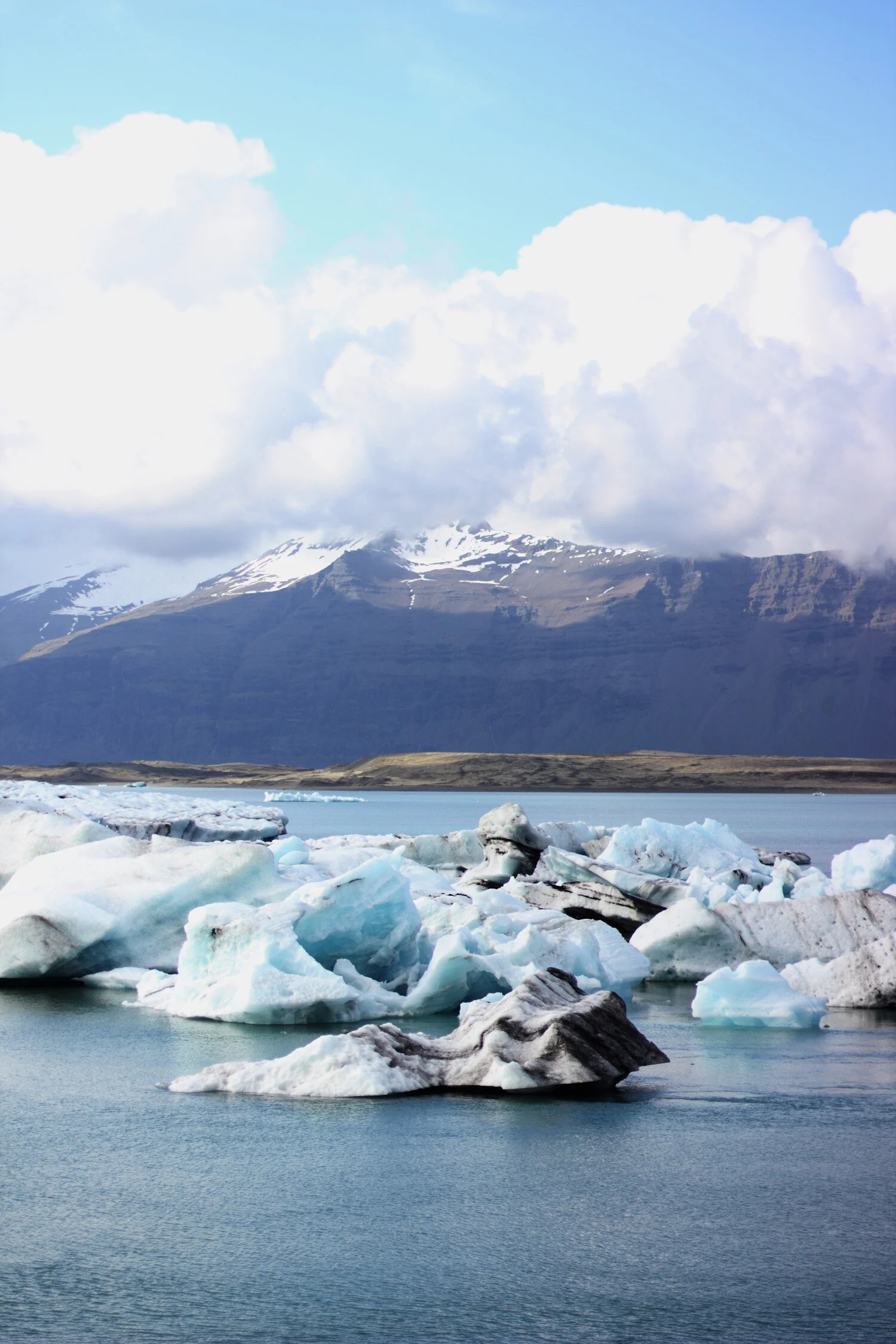 Dieses Foto zeigt die Bucht Jökulsarlon mit Eisbergen auf Island.