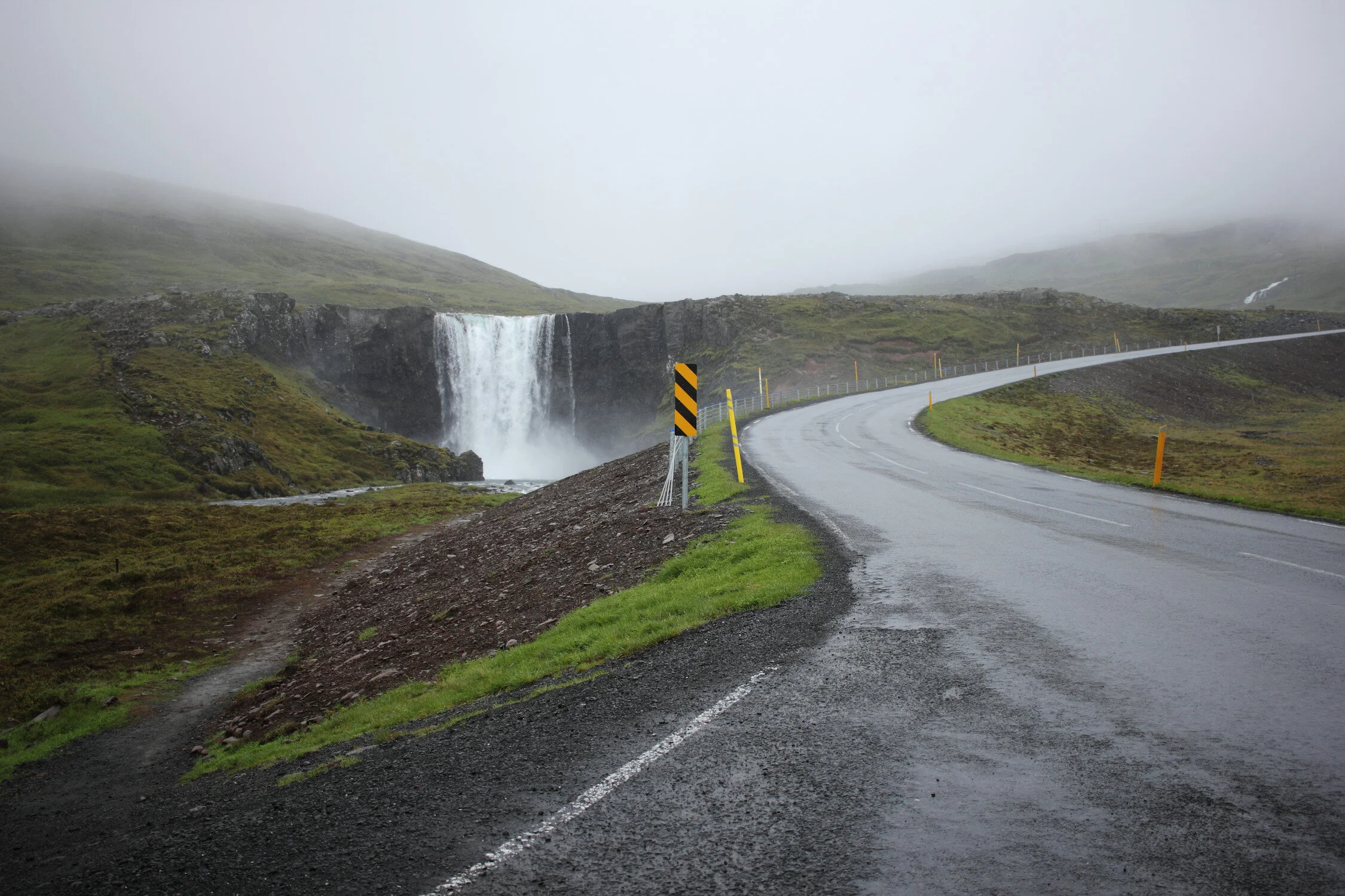 Dieses Foto zeigt den Wasserfall Gufufoss auf Island.